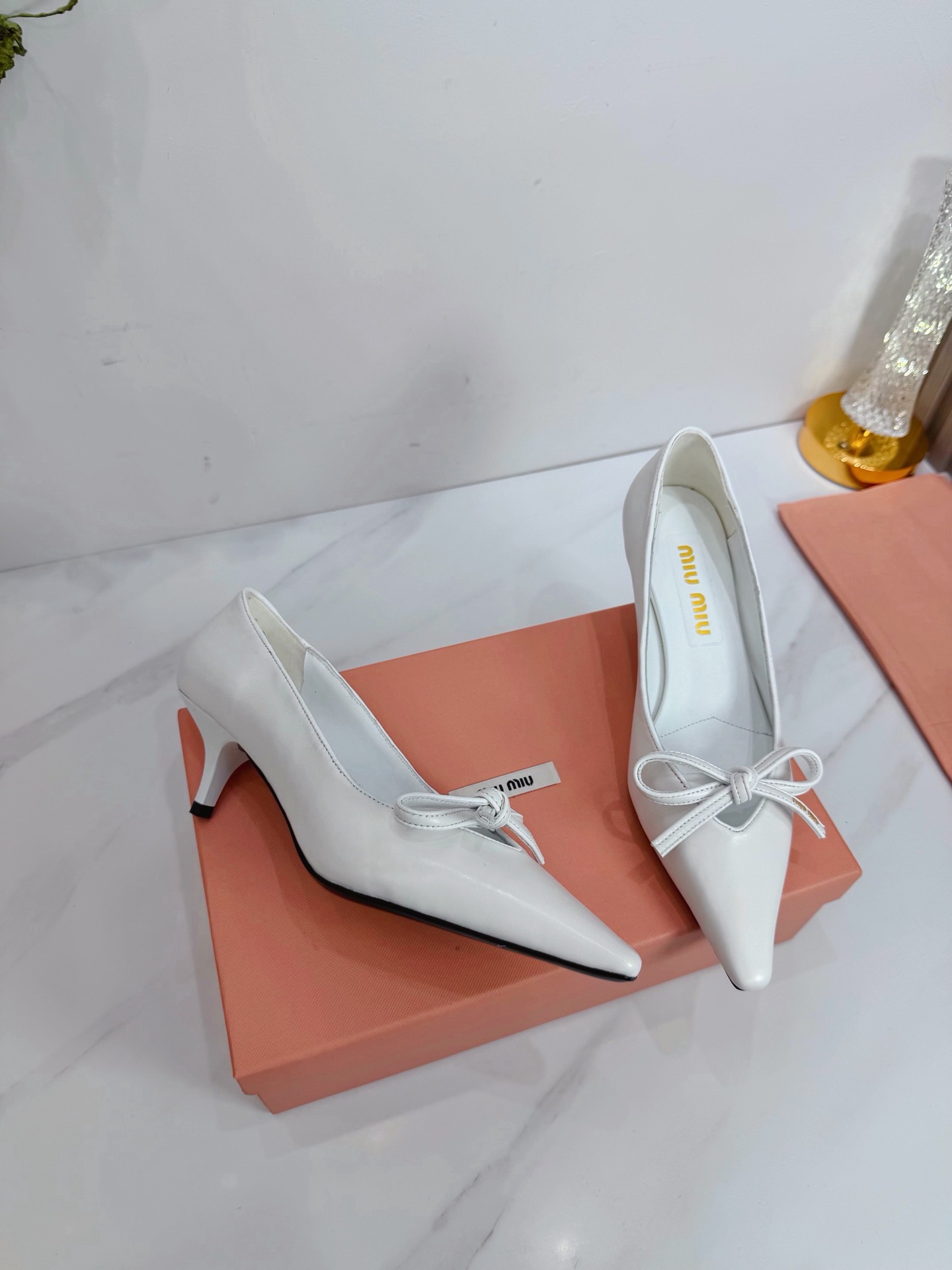 Туфли женские Miu Miu из натуральной кожи белого цвета
