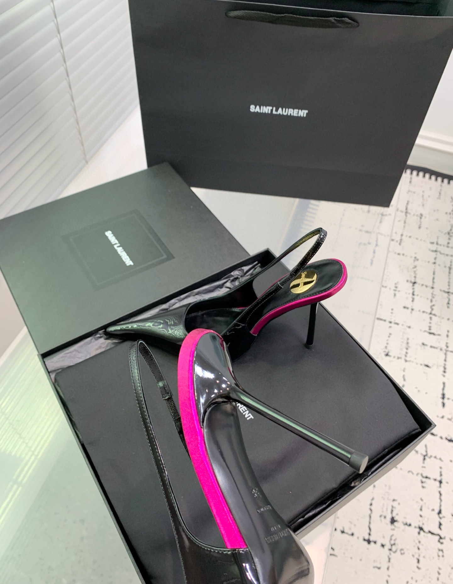 Туфли женские Saint Laurent slingback чёрного цвета с розовыми акцентами