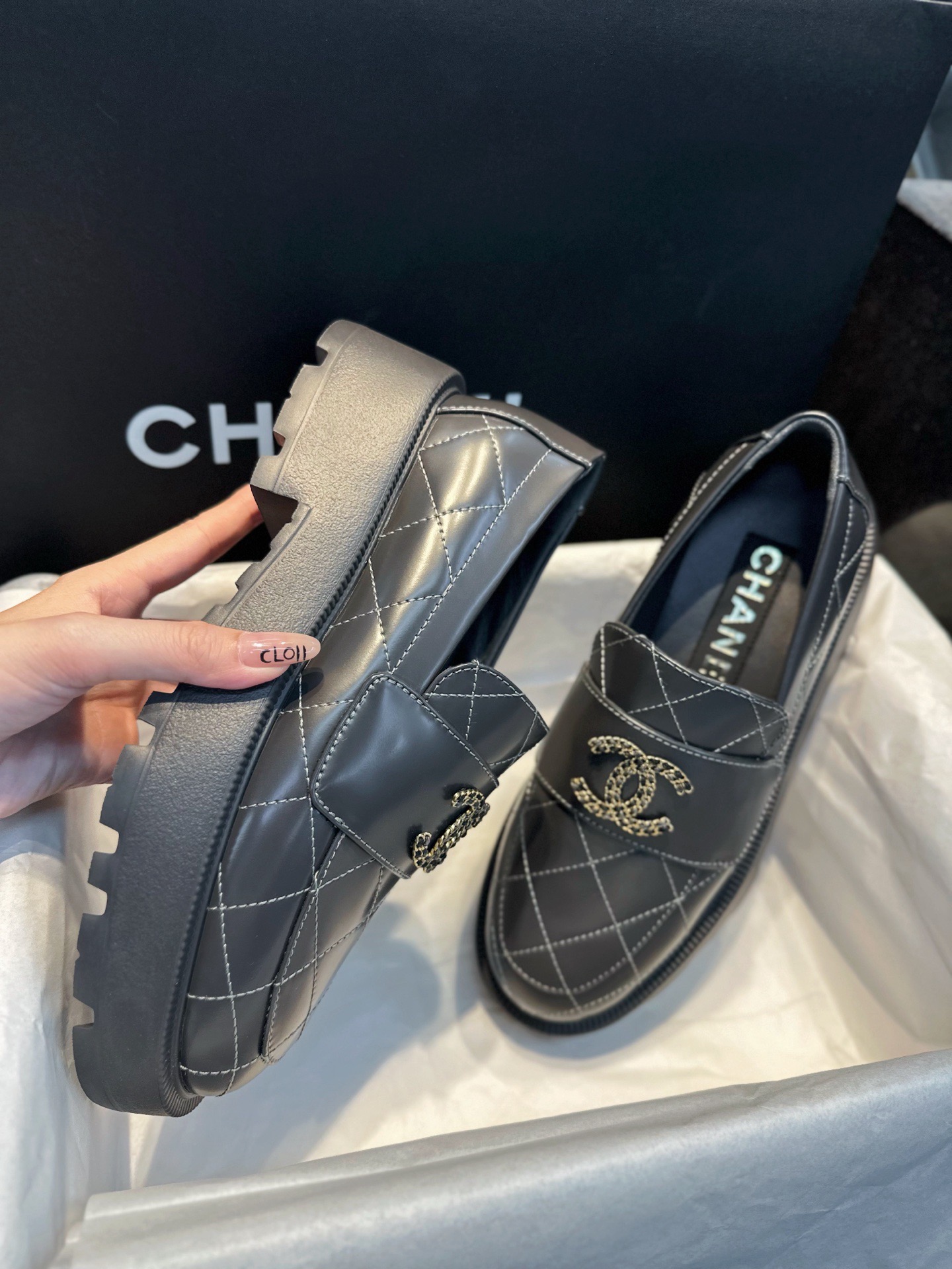 Лоферы женские в стиле Chanel 24B из натуральной кожи серого цвета