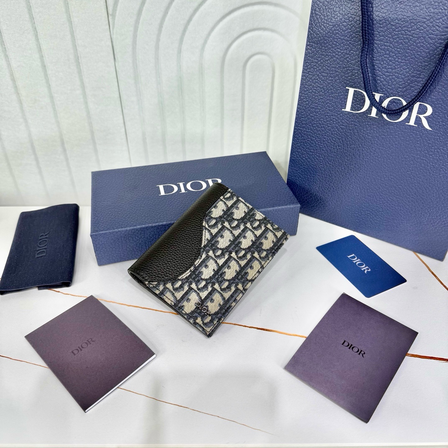 Обложка для паспорта мужская Dior бежево-чёрного цвета