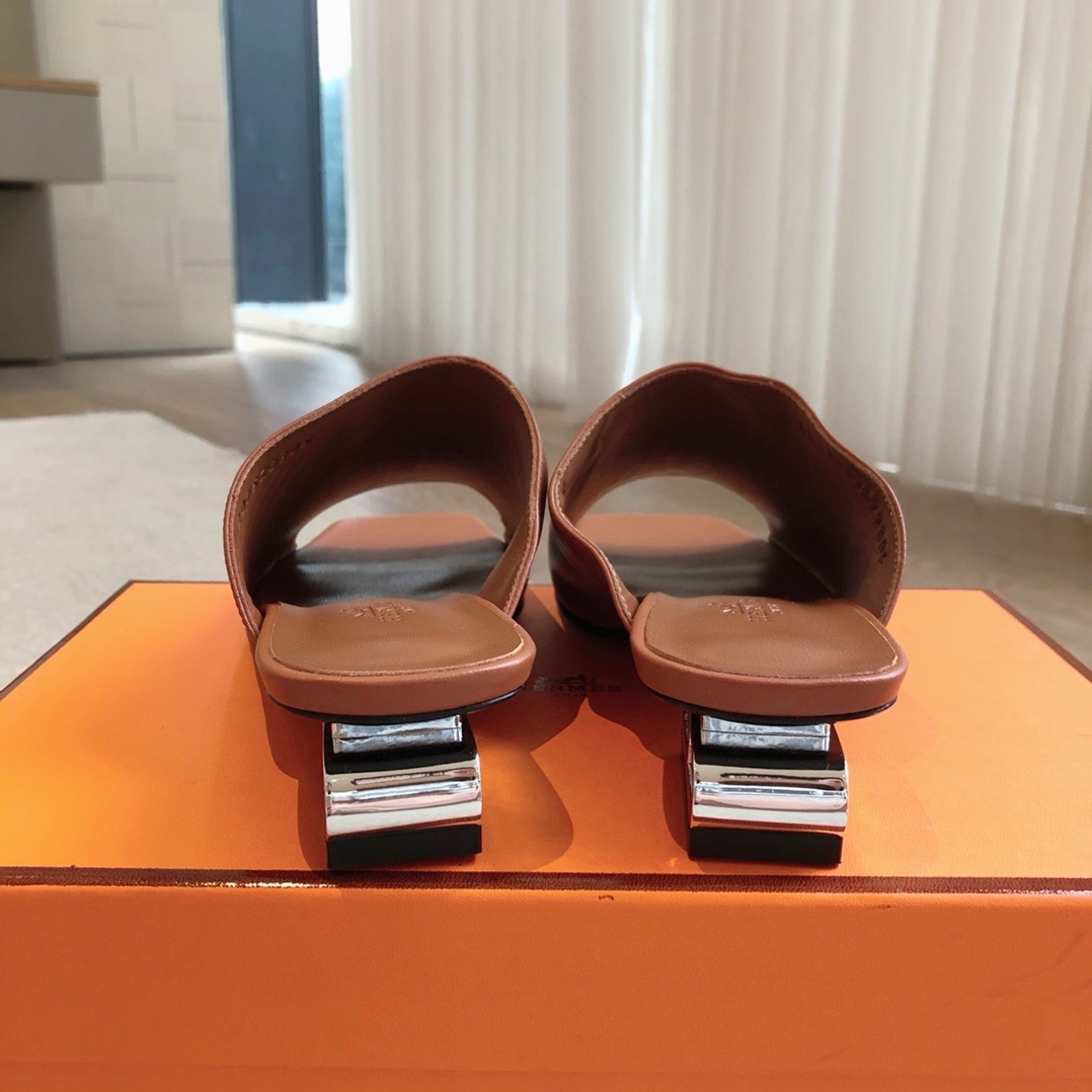 Мюли женские в стиле Hermès коричневого цвета с металлическим каблуком
