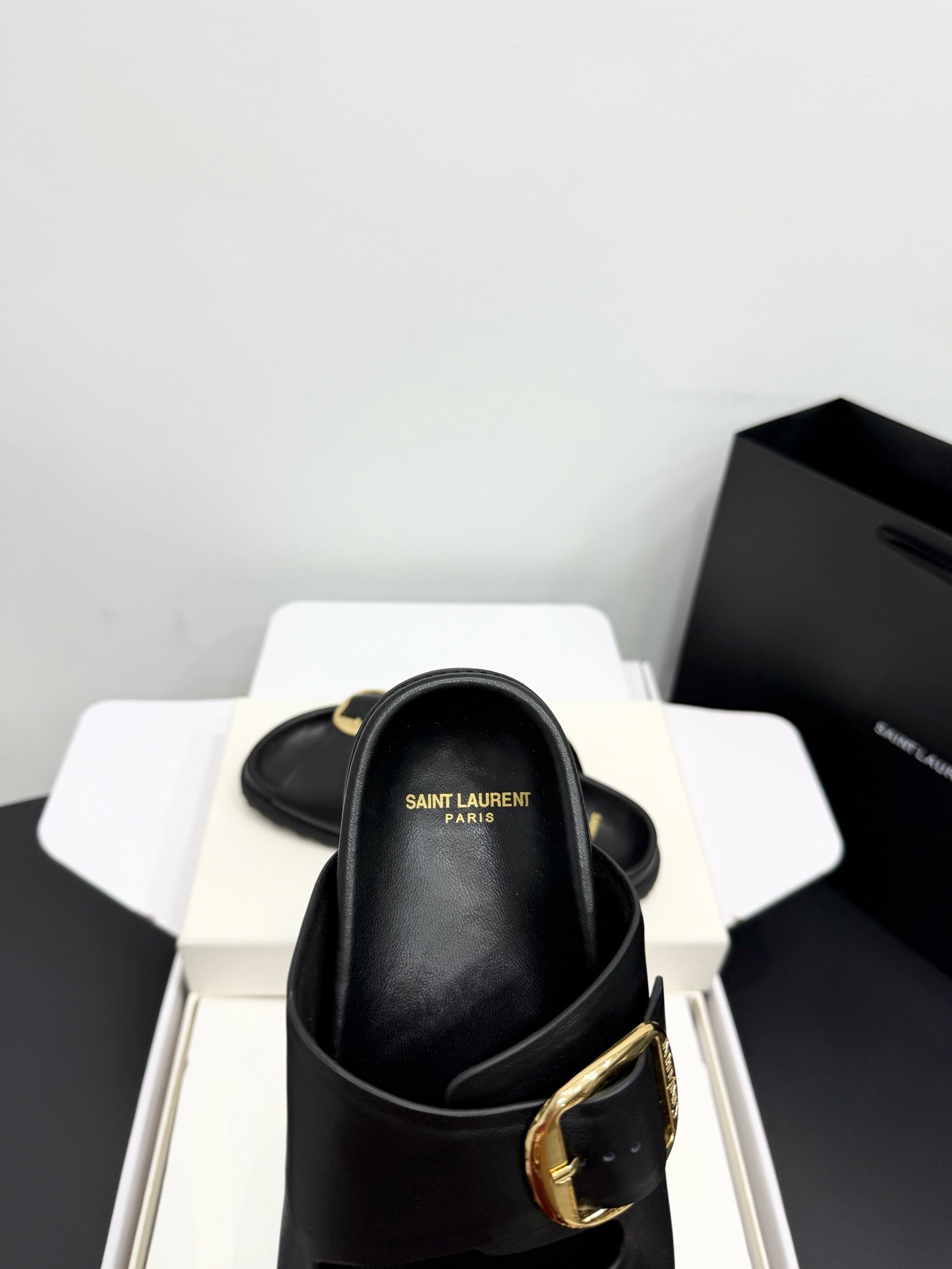 Шлепанцы женские в стиле Saint Laurent Double Buckle черного цвета