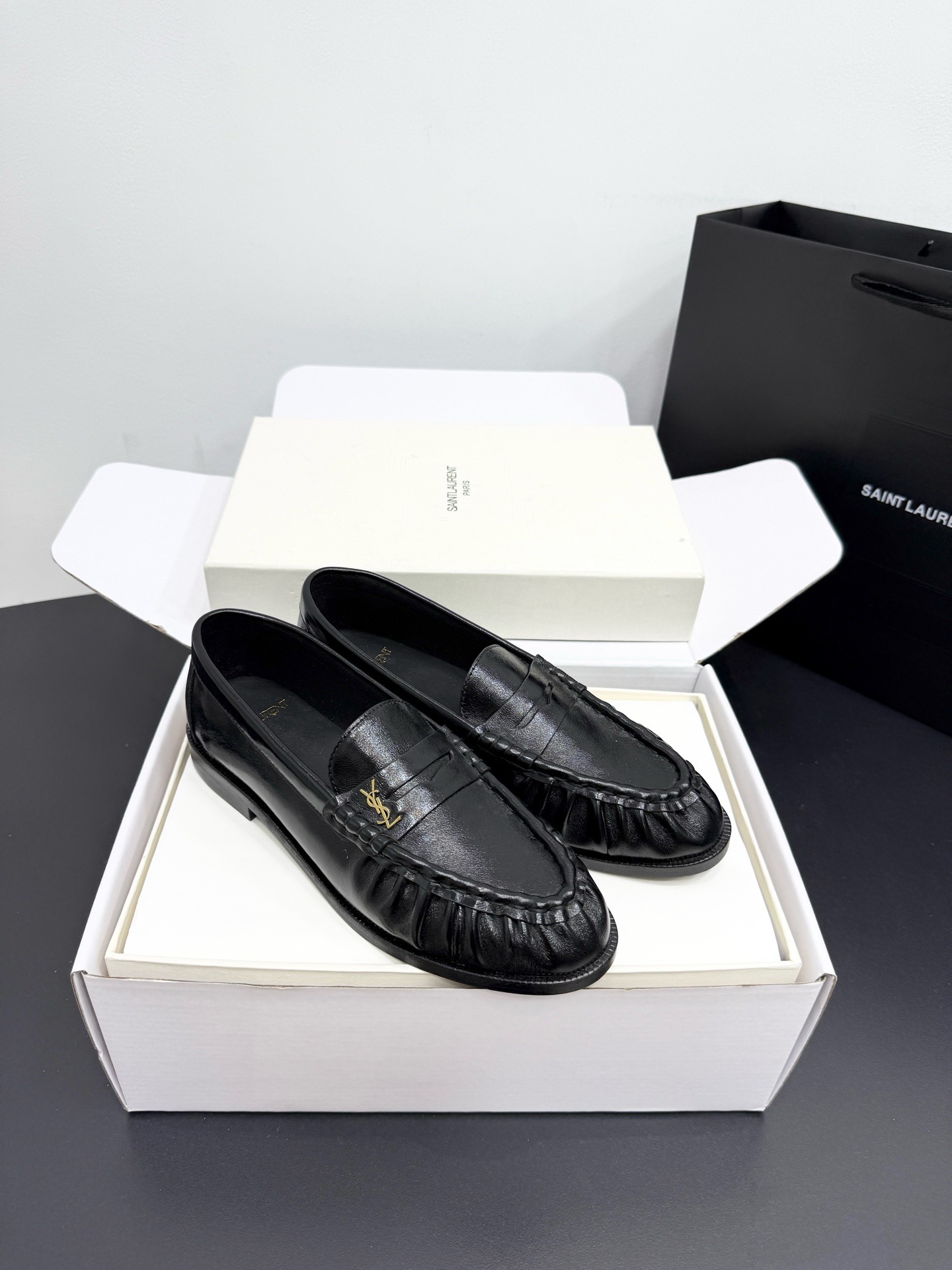 Лоферы женские в стиле Saint Laurent Le Loafer черного цвета