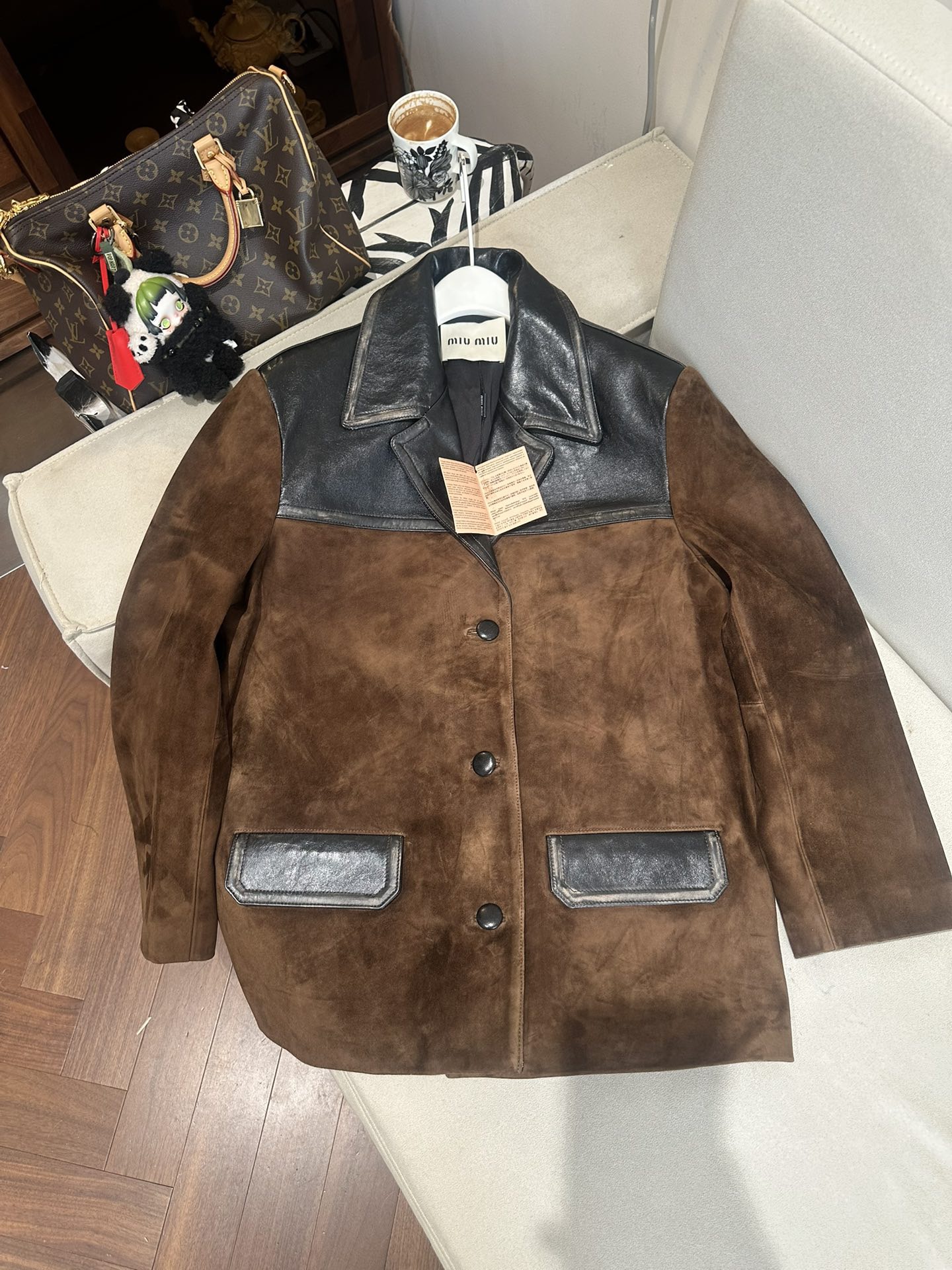 Куртка женская в стиле Miu Miu из натуральной замши и кожи коричневого цвета с контрастной кожаной отделкой