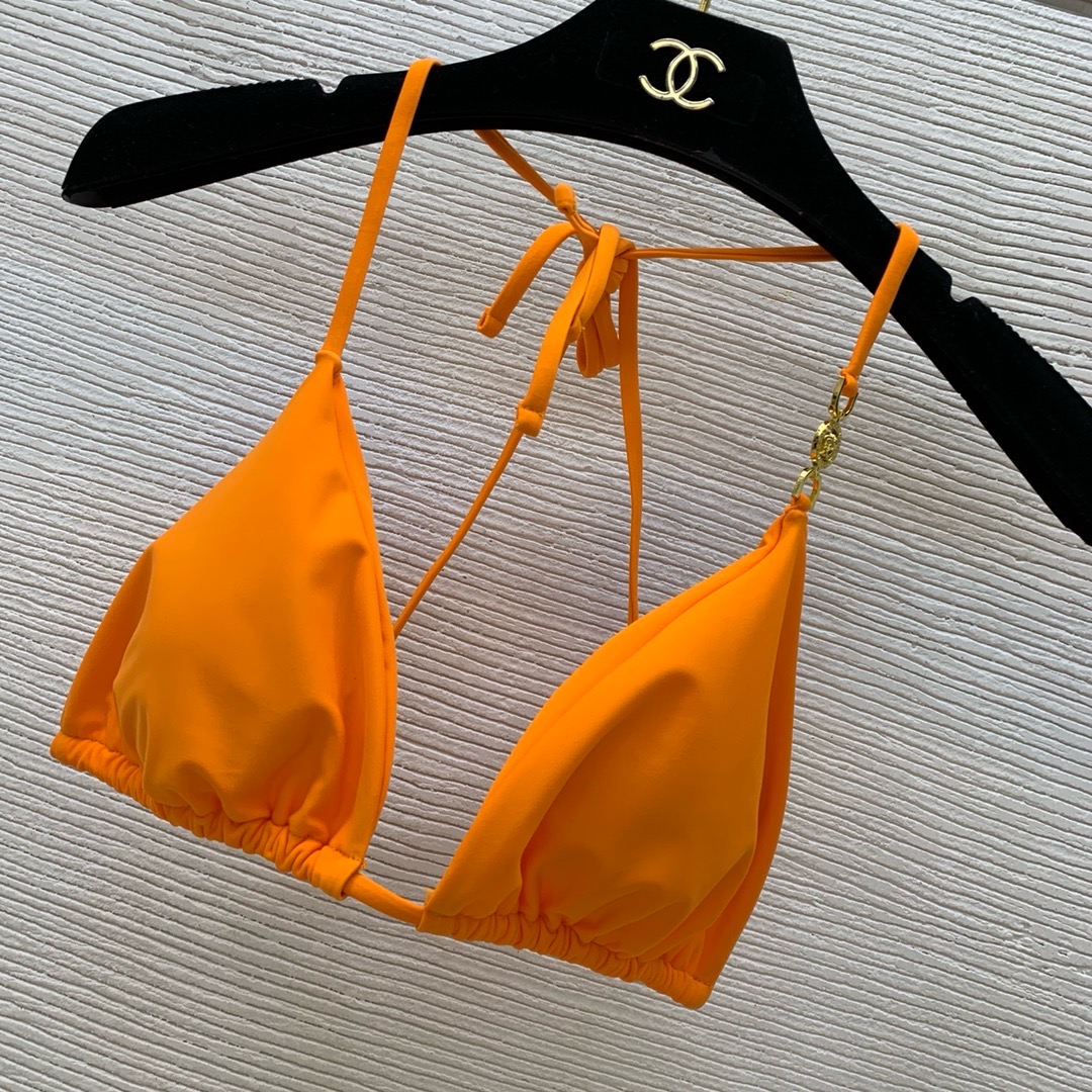 Купальник женский в стиле Versace оранжевого цвета с декоративной фурнитурой