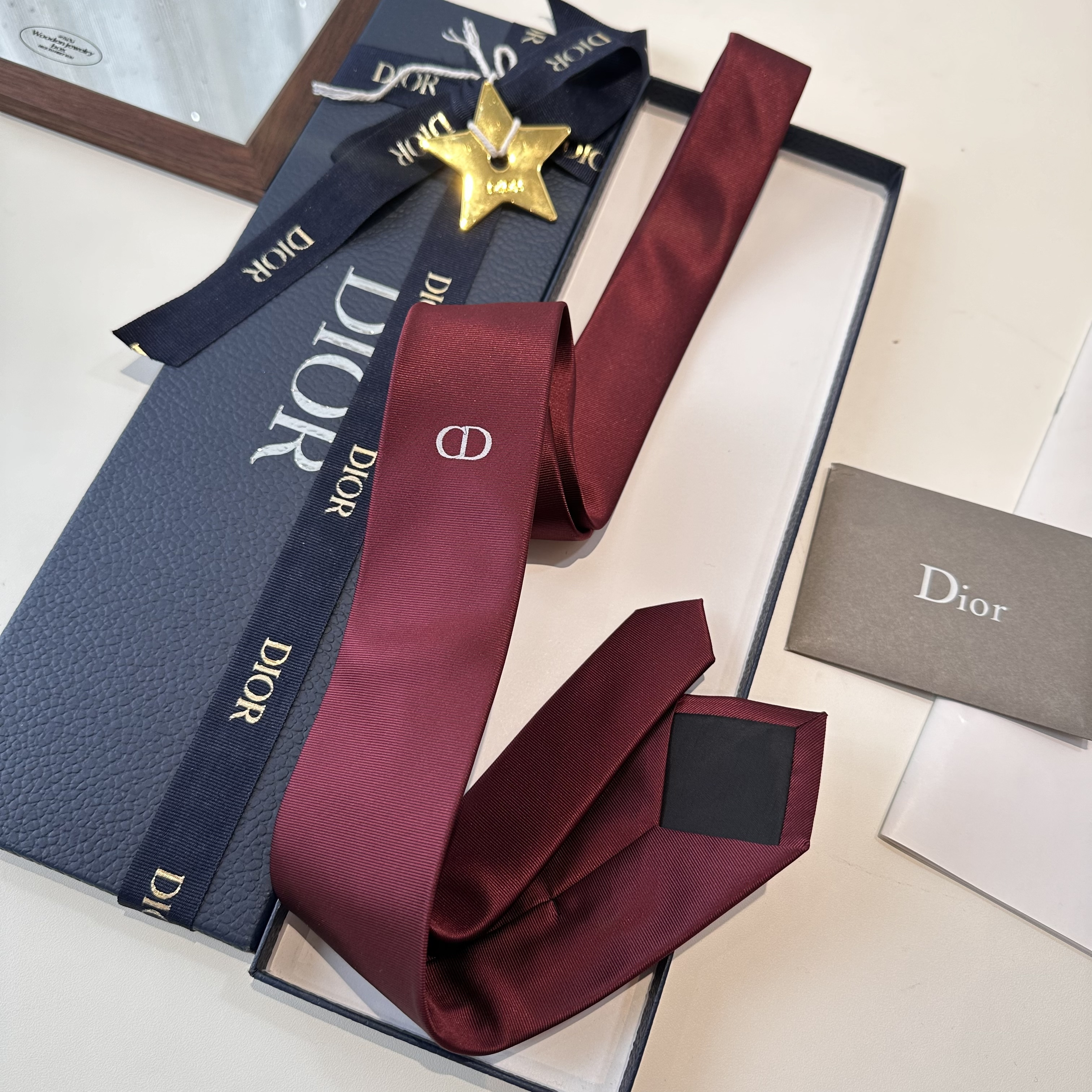 Галстук мужской Dior бордового цвета с вышивкой логотипа