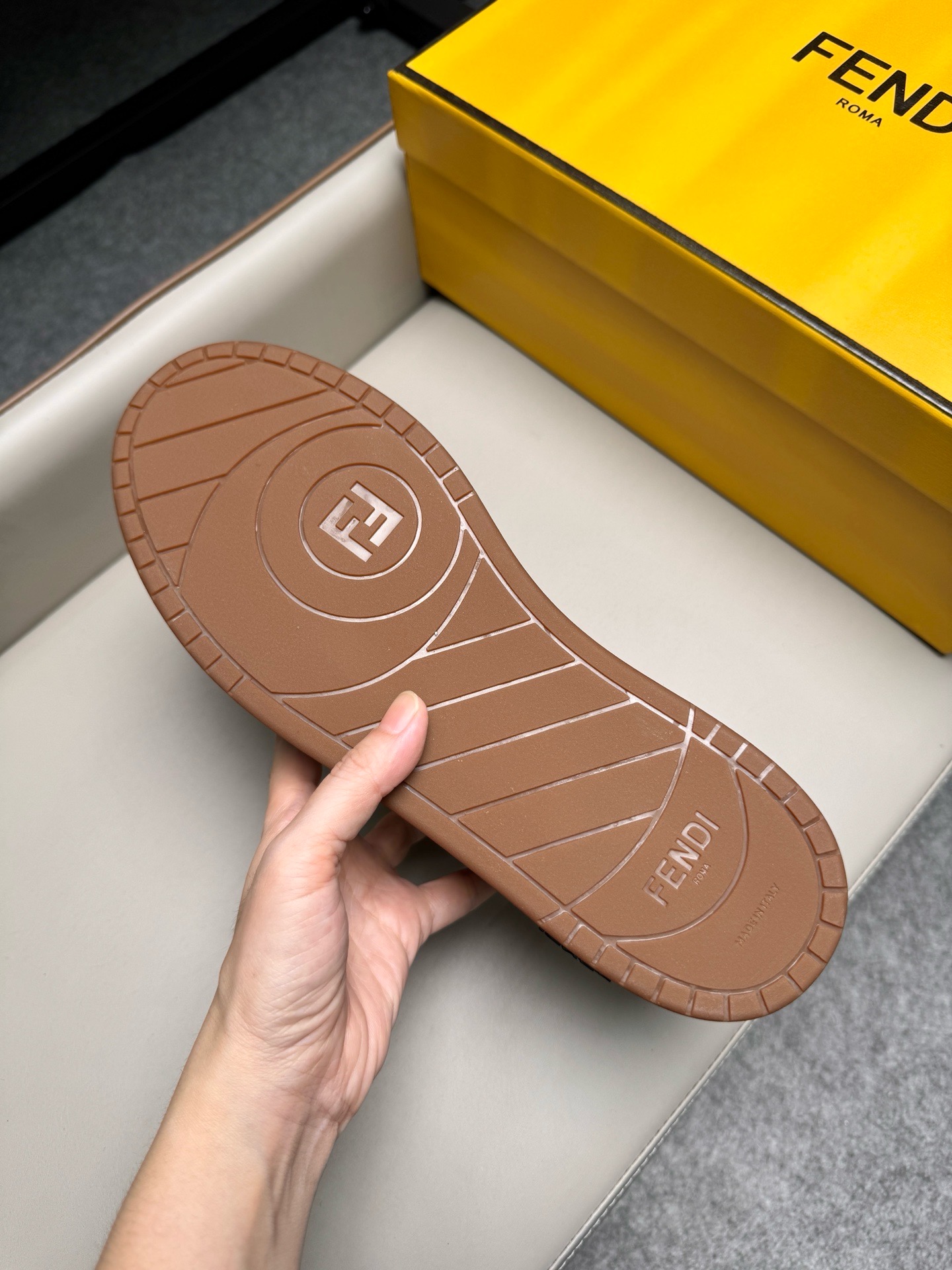 Кроссовки унисекс в стиле Fendi Match коричневого цвета