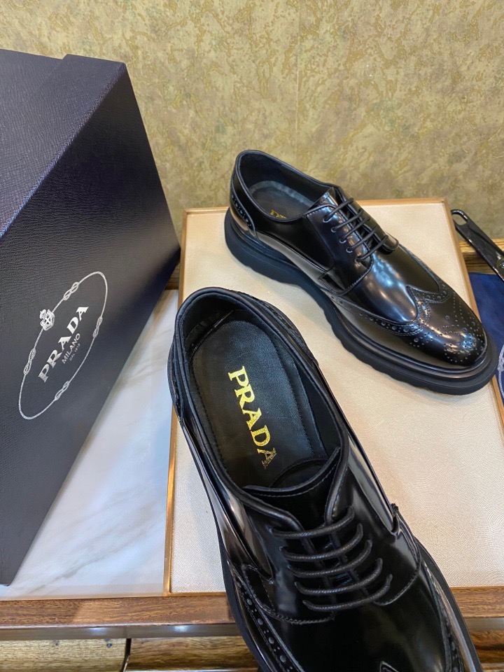 Туфли мужские Prada на массивной подошве из натуральной кожи черного цвета