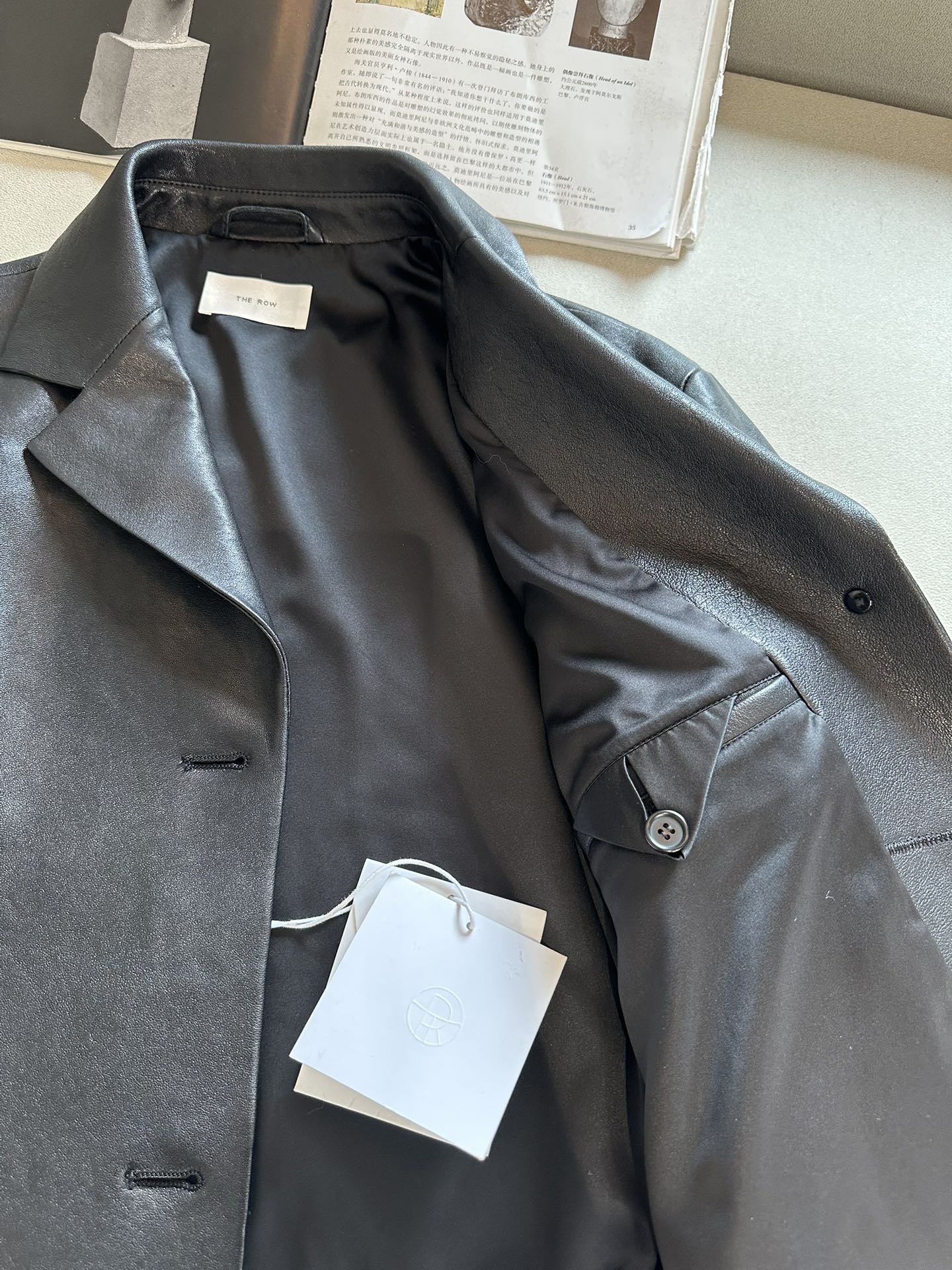 Куртка женская в стиле The Row из натуральной кожи чёрного цвета с минималистичным кроем