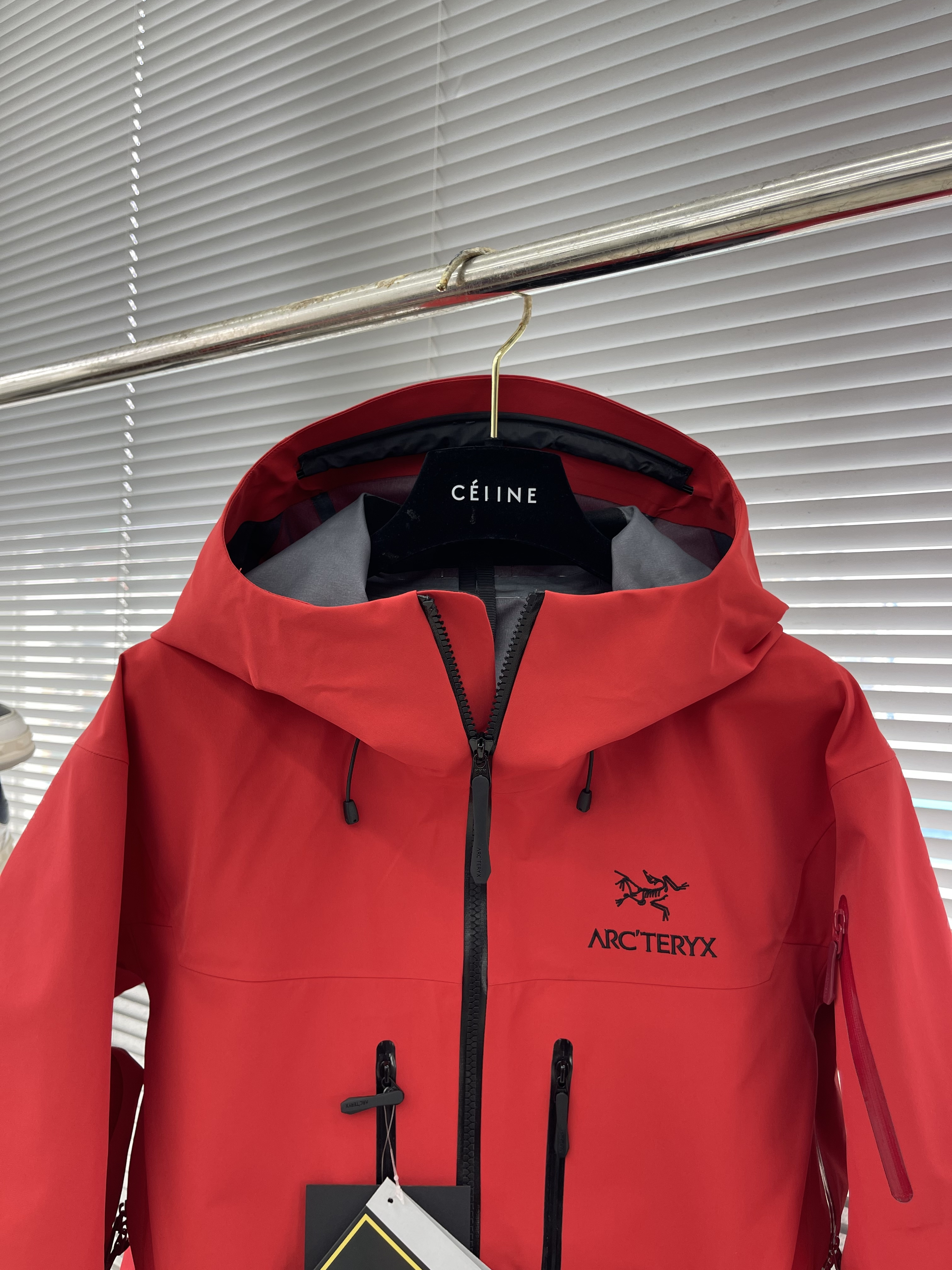 Куртка унисекс в стиле Arc'teryx Alpha SV с капюшоном красного цвета