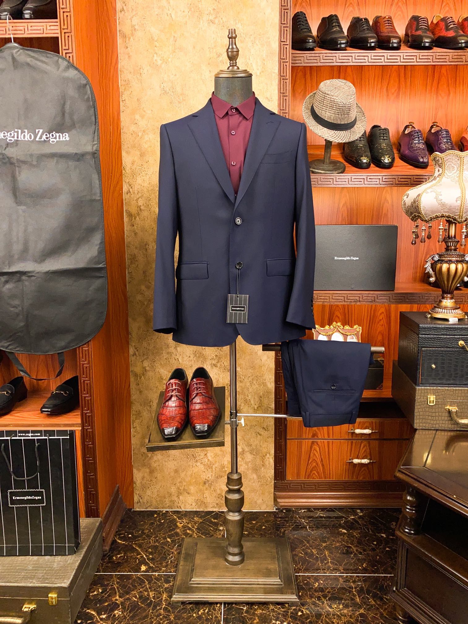 Костюм мужской в стиле Zegna из шерсти тёмно-синего цвета с классическим силуэтом