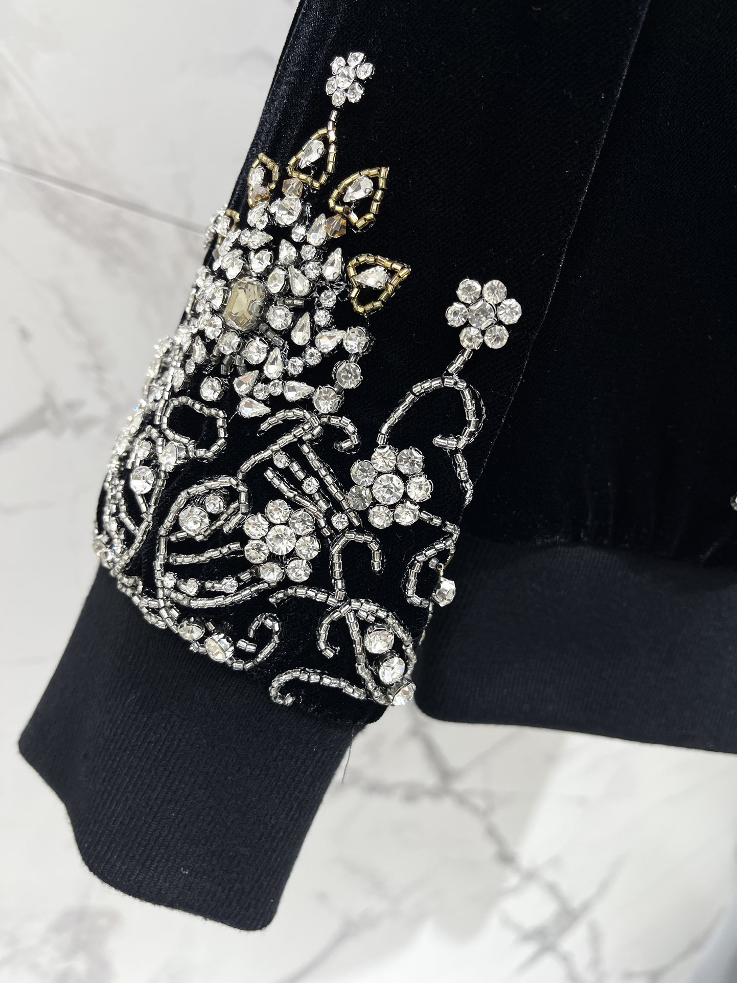 Жакет женский в стиле Celine из бархатной ткани чёрного цвета с ручной вышивкой и жемчужным декором