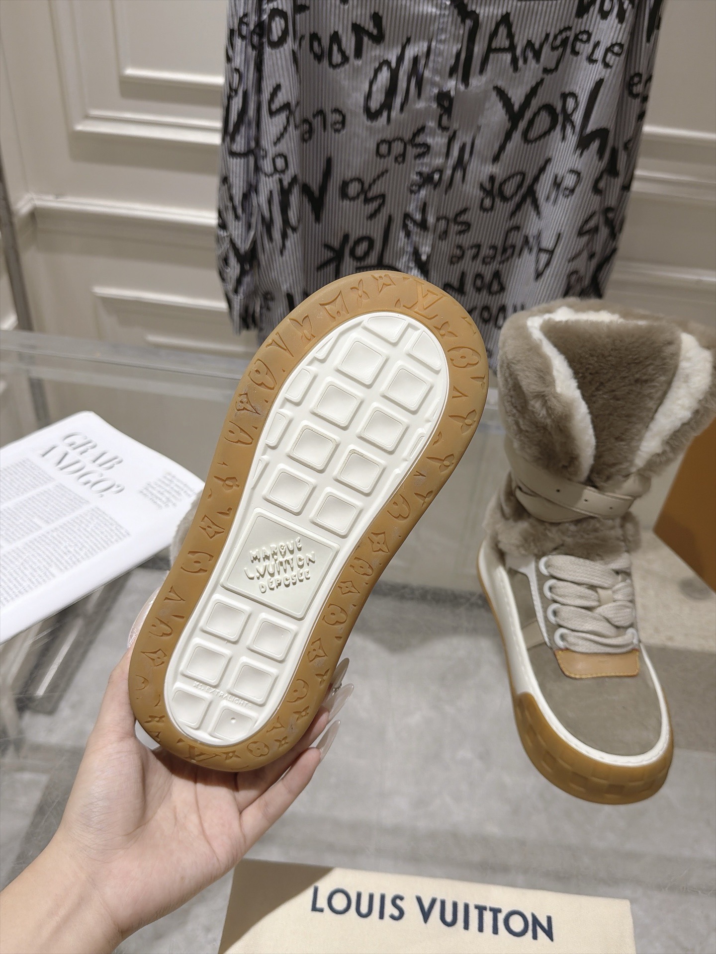 Ботинки Louis Vuitton LV Cloud Lace-Up Ankle Boot Sneaker бежевого цвета