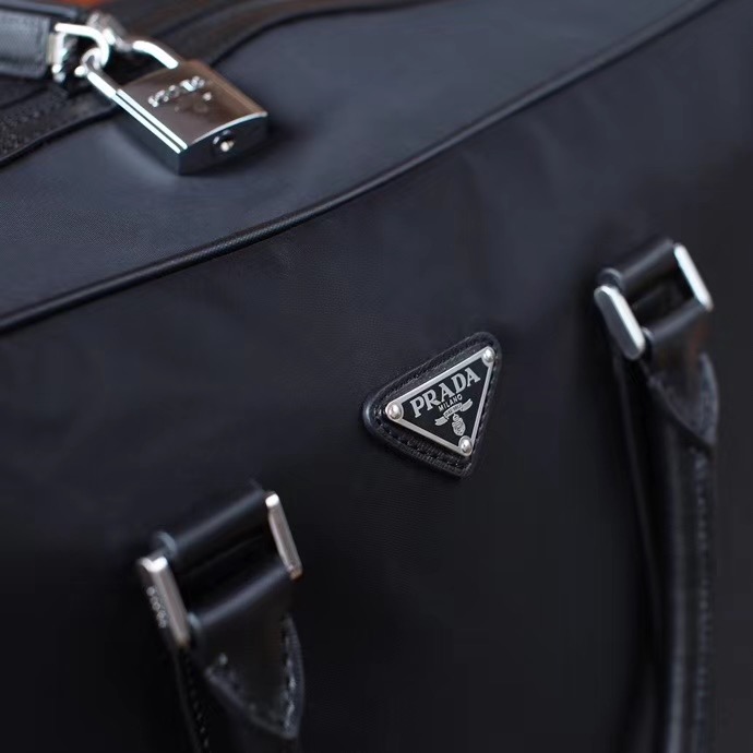 Сумка дорожная унисекс в стиле Prada чёрного цвета с кожаной отделкой Saffiano