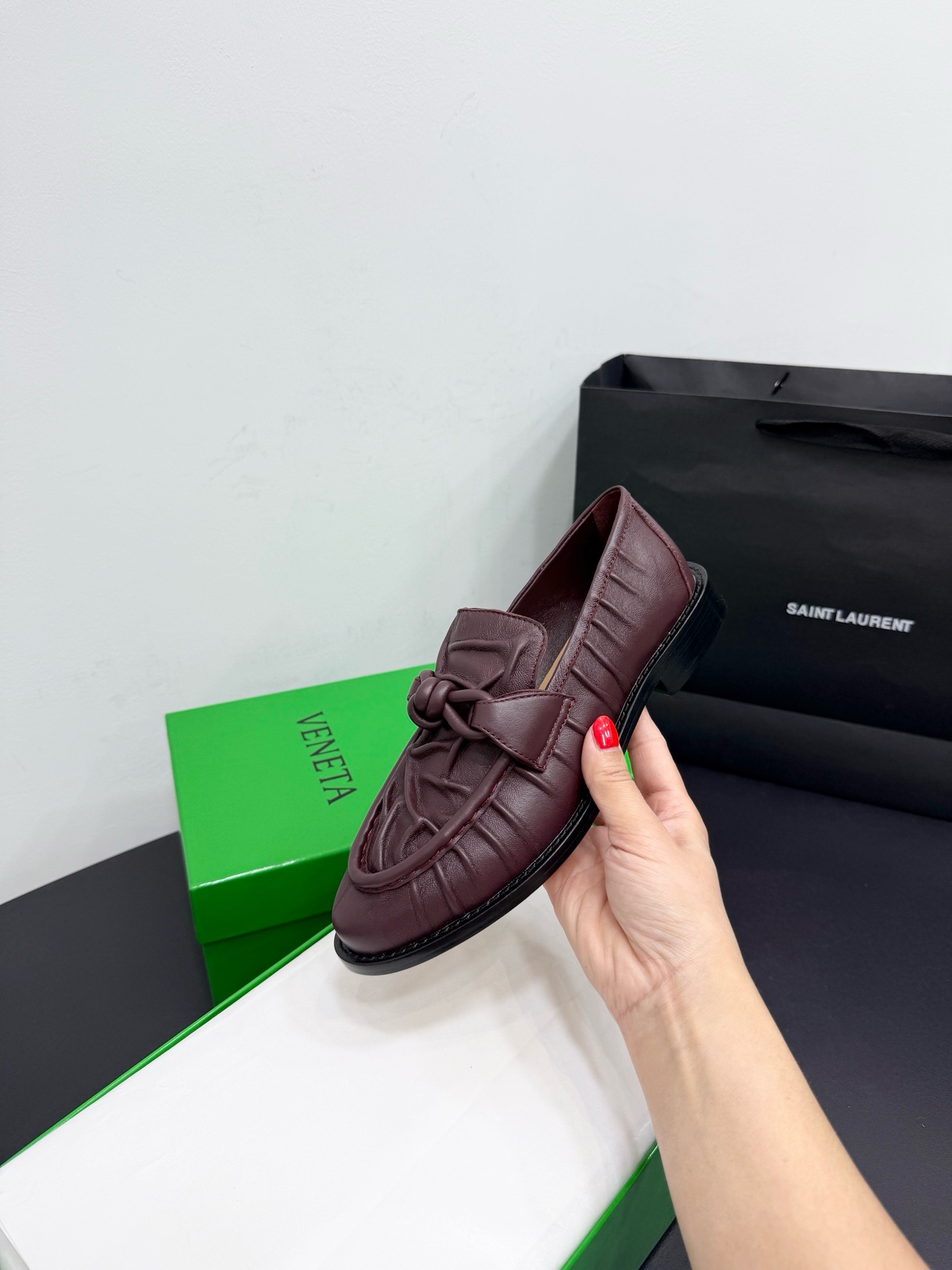 Лоферы женские Bottega Veneta Astaire бордового цвета