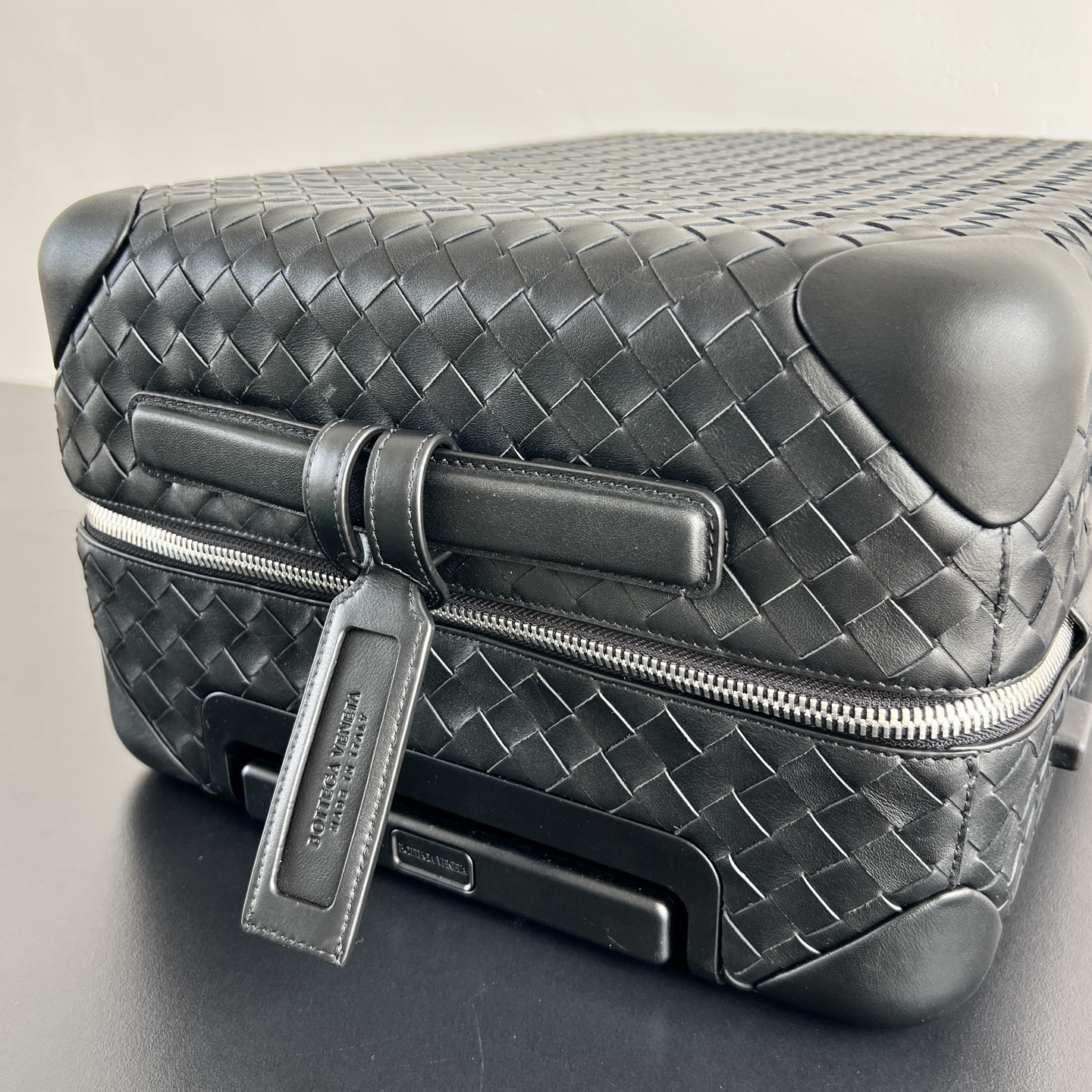 Чемодан для ручной клади в стиле Bottega Veneta из плетёной натуральной кожи чёрного цвета