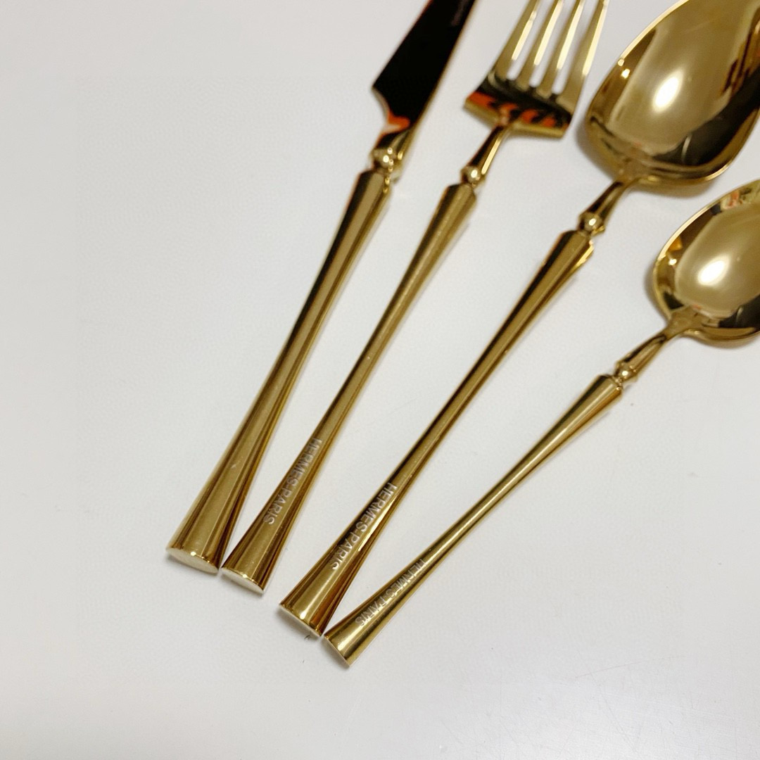 Набор столовых приборов унисекс в стиле Hermès золотого цвета в премиальном подарочном кейсе (24 предмета)