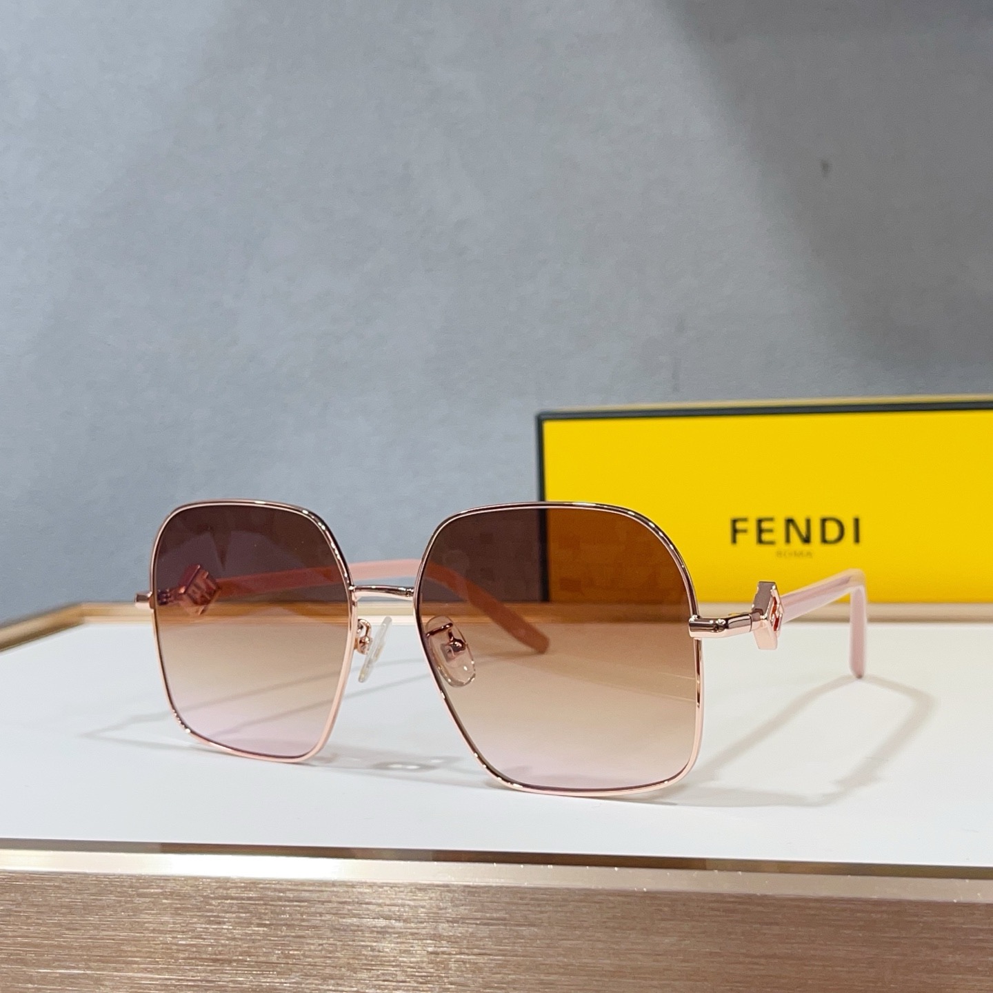 Очки солнцезащитные женские в стиле Fendi FE40218U