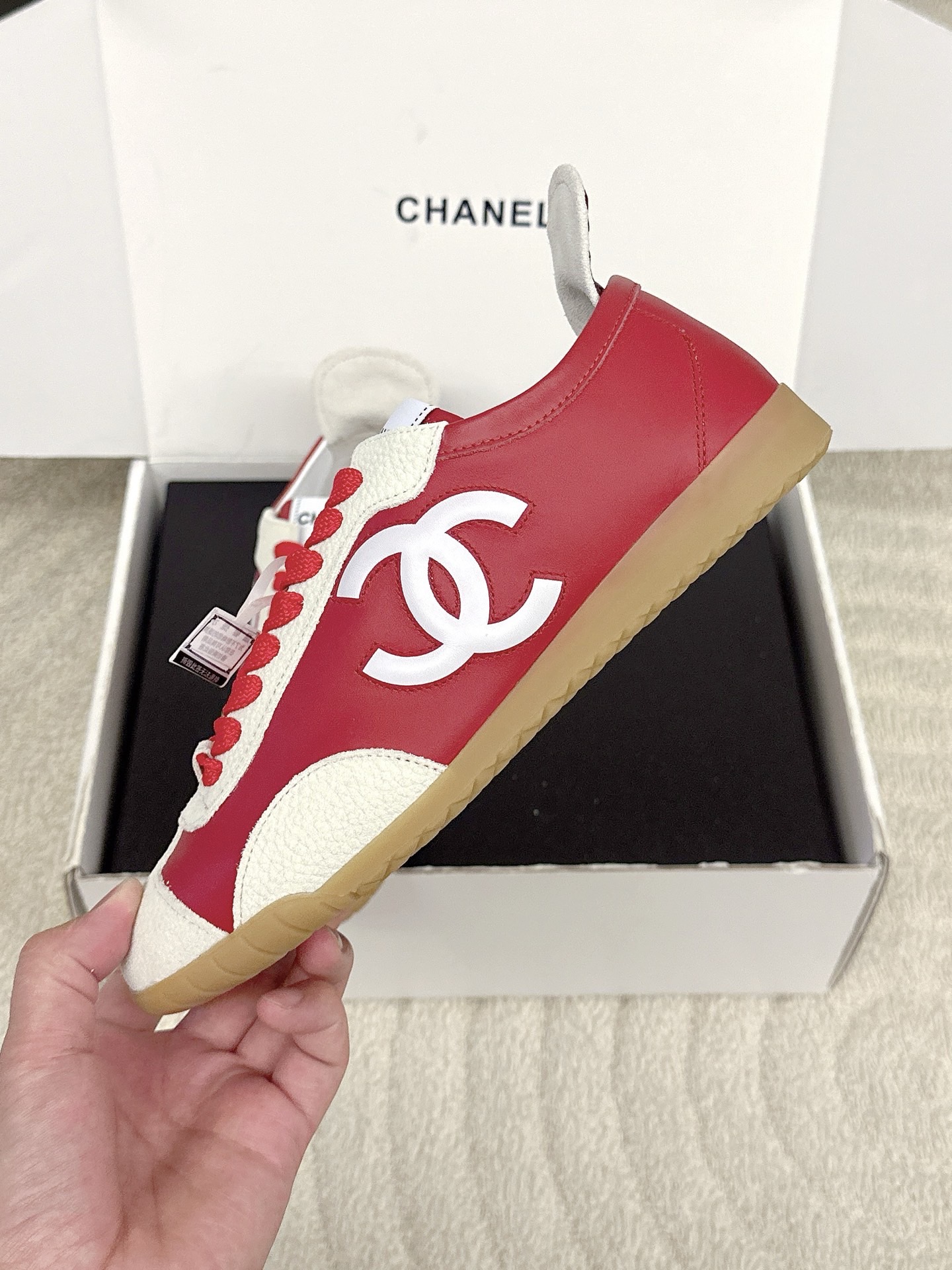 Кроссовки женские в стиле Chanel красного цвета с контрастными вставками