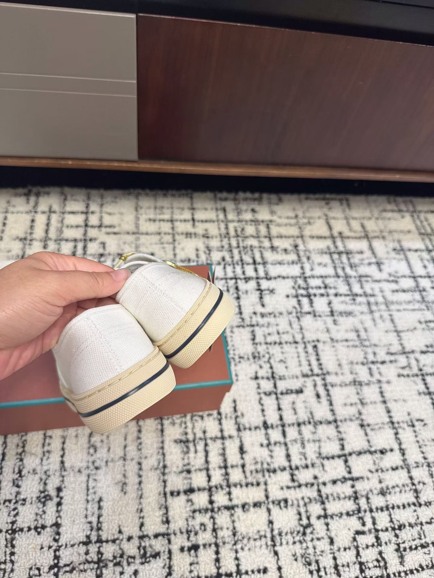 Кеды женские в стиле Loro Piana бежевого цвета