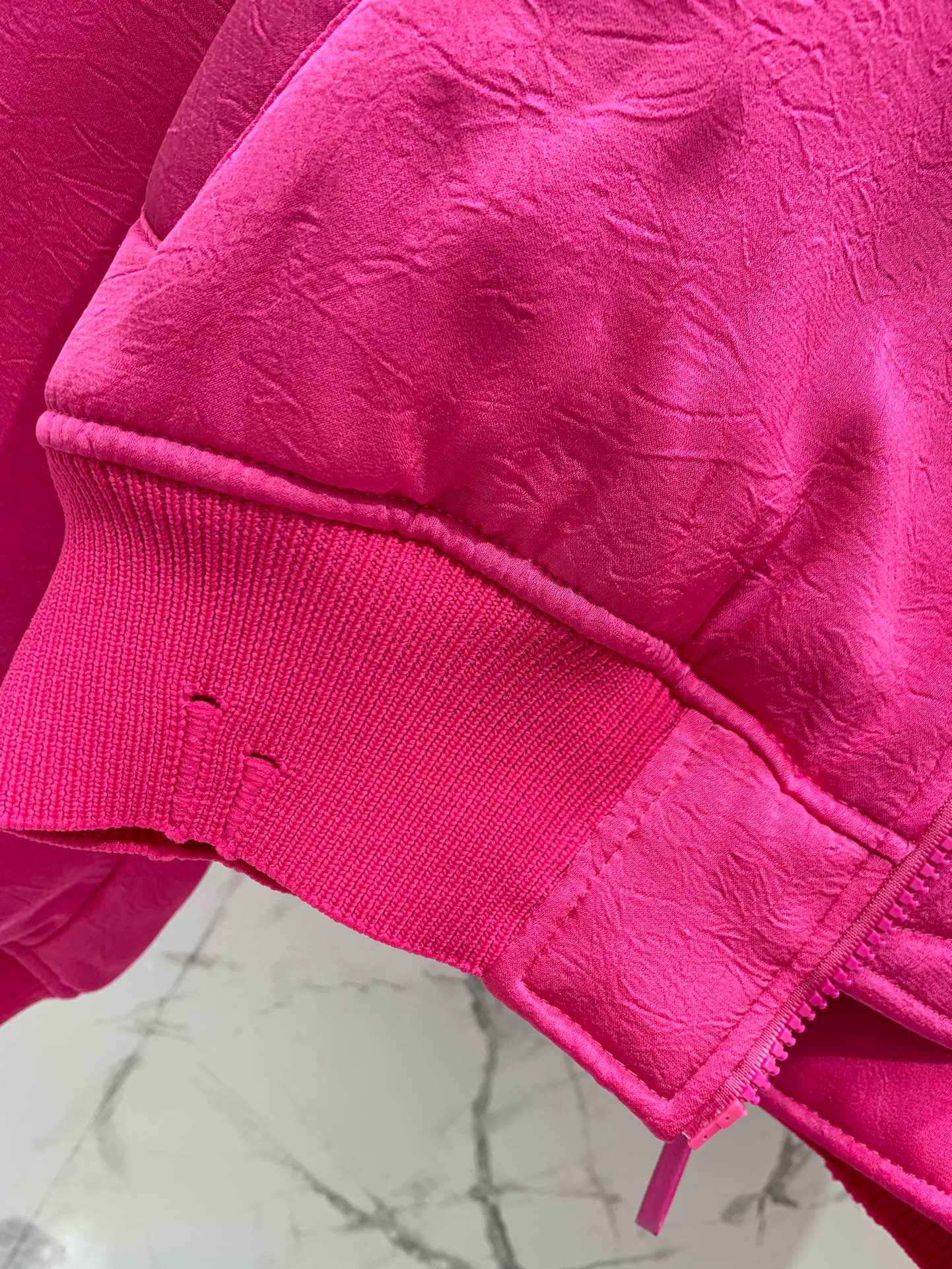 Куртка-бомбер женская в стиле Acne Studios из плотного хлопка премиум-качества, розового цвета. 