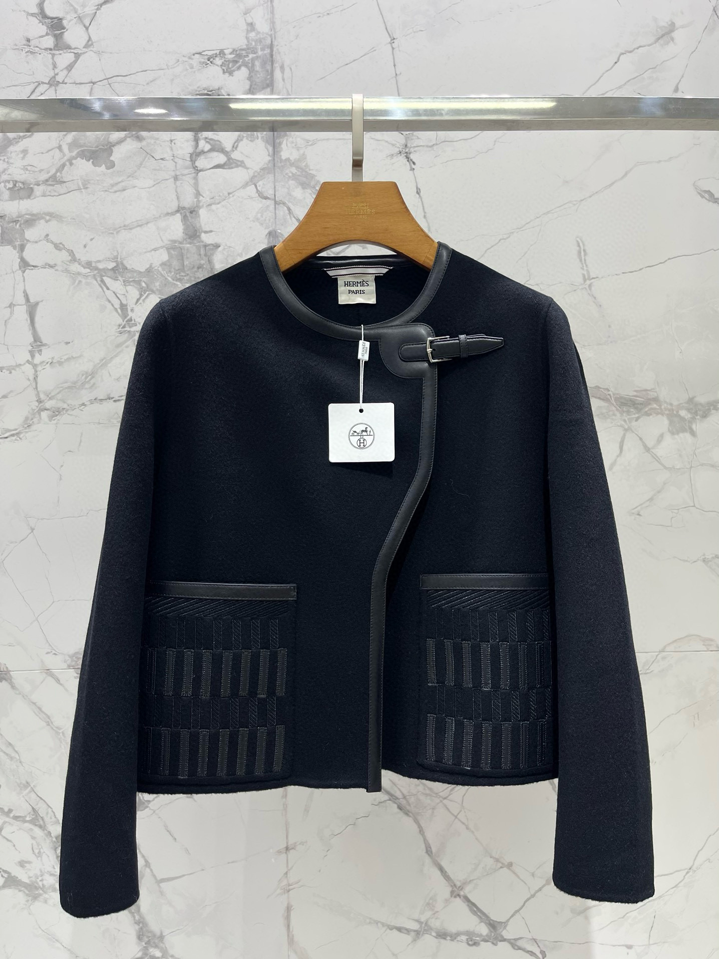 Жакет женский в стиле Hermès с вышивкой и кожаной отделкой, чёрного цвета