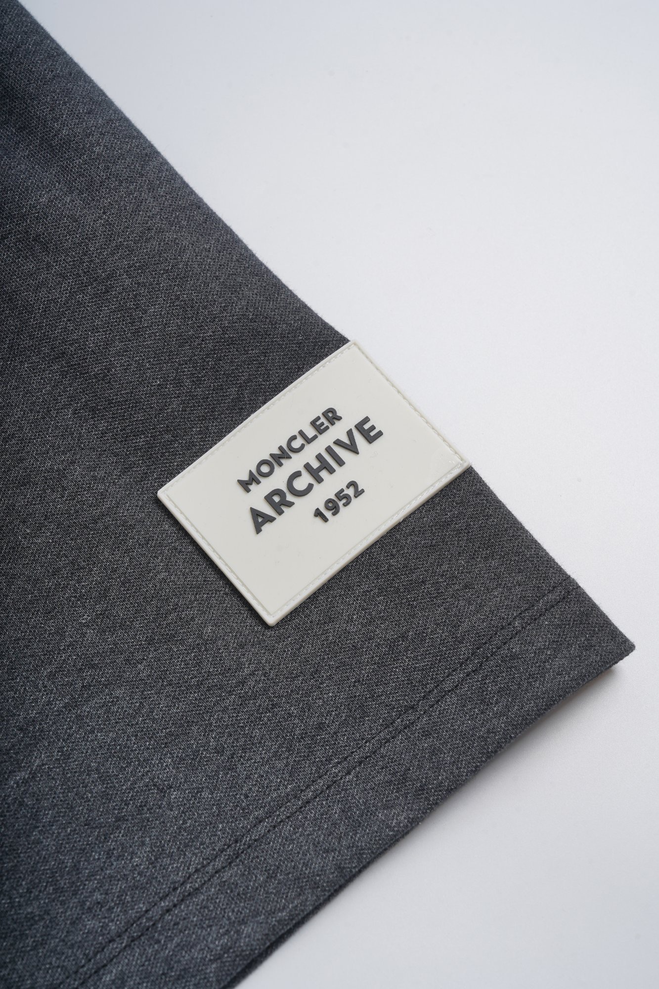 Поло унисекс в стиле Moncler из натурального хлопка тёмно-серого цвета с логотипом