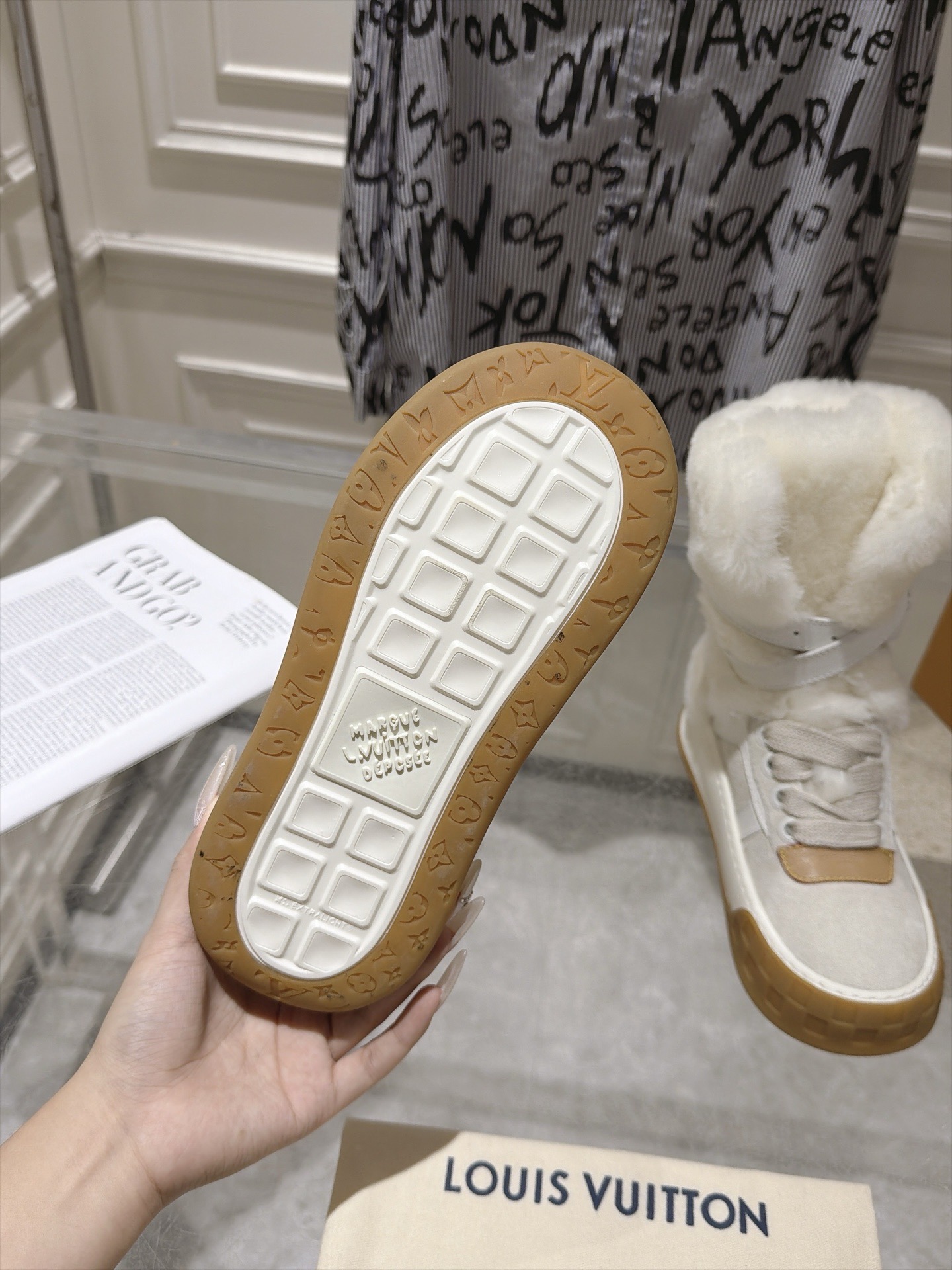 Ботинки женские Louis Vuitton белого цвета