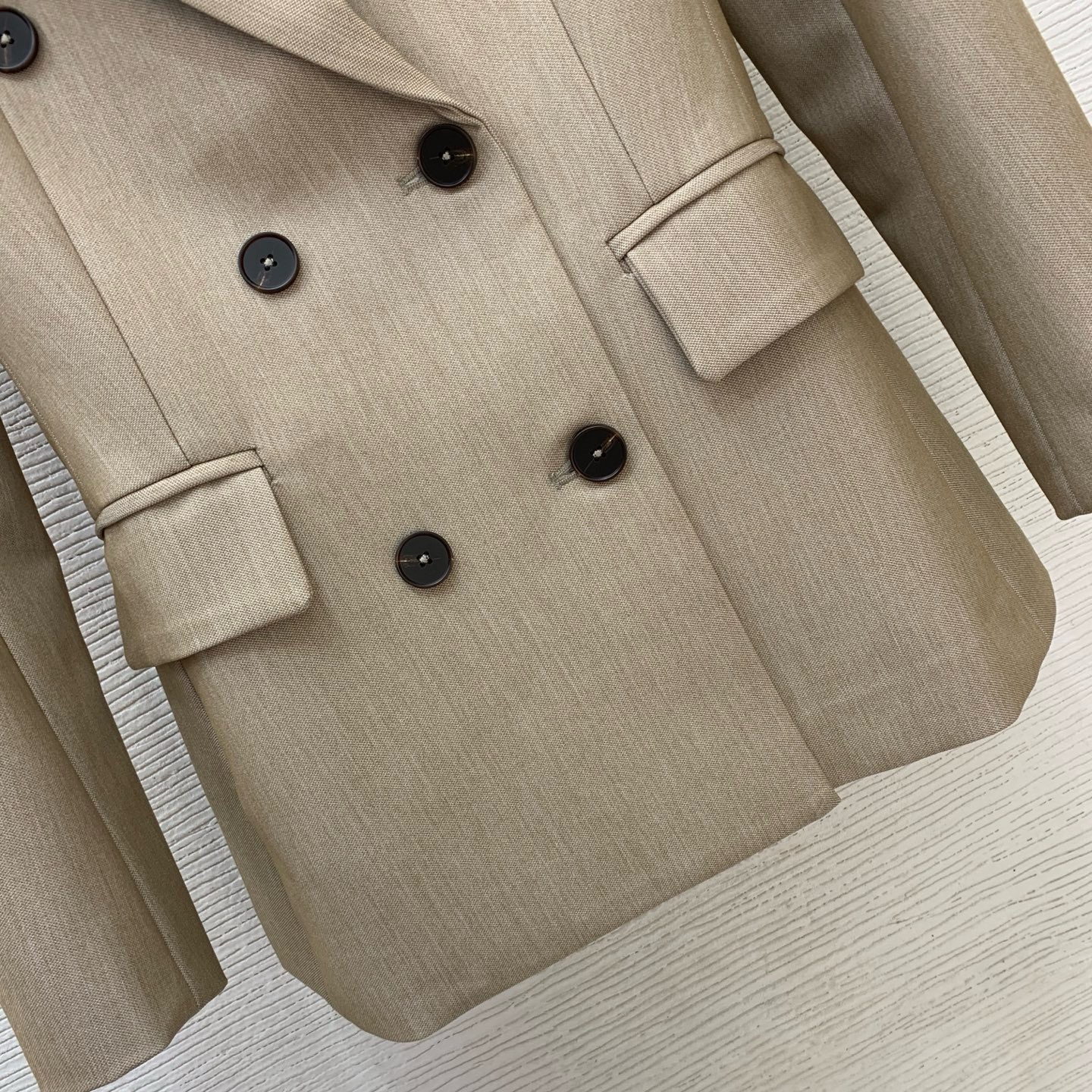 Костюм женский Max Mara бежевого цвета