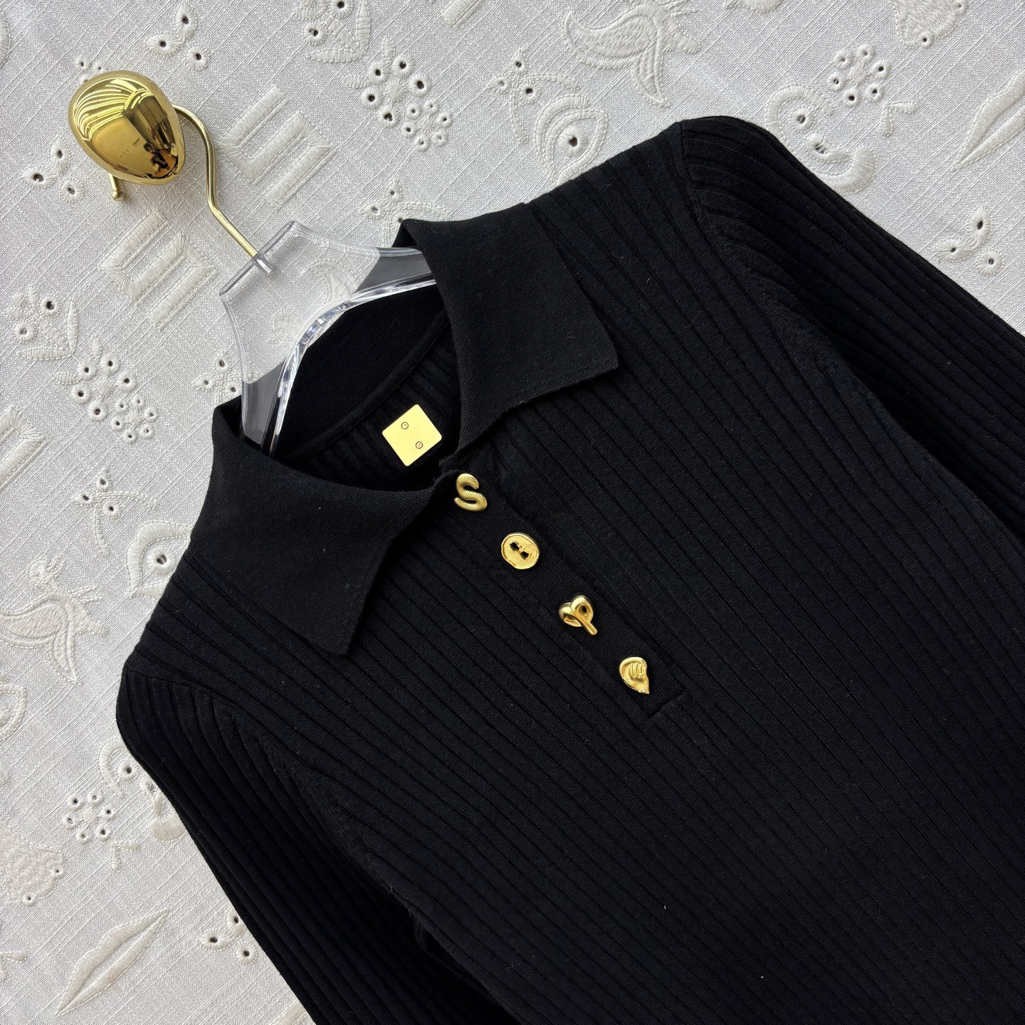 Свитер женский в стиле Schiaparelli с воротником поло  чёрного цвета с декоративными пуговицами