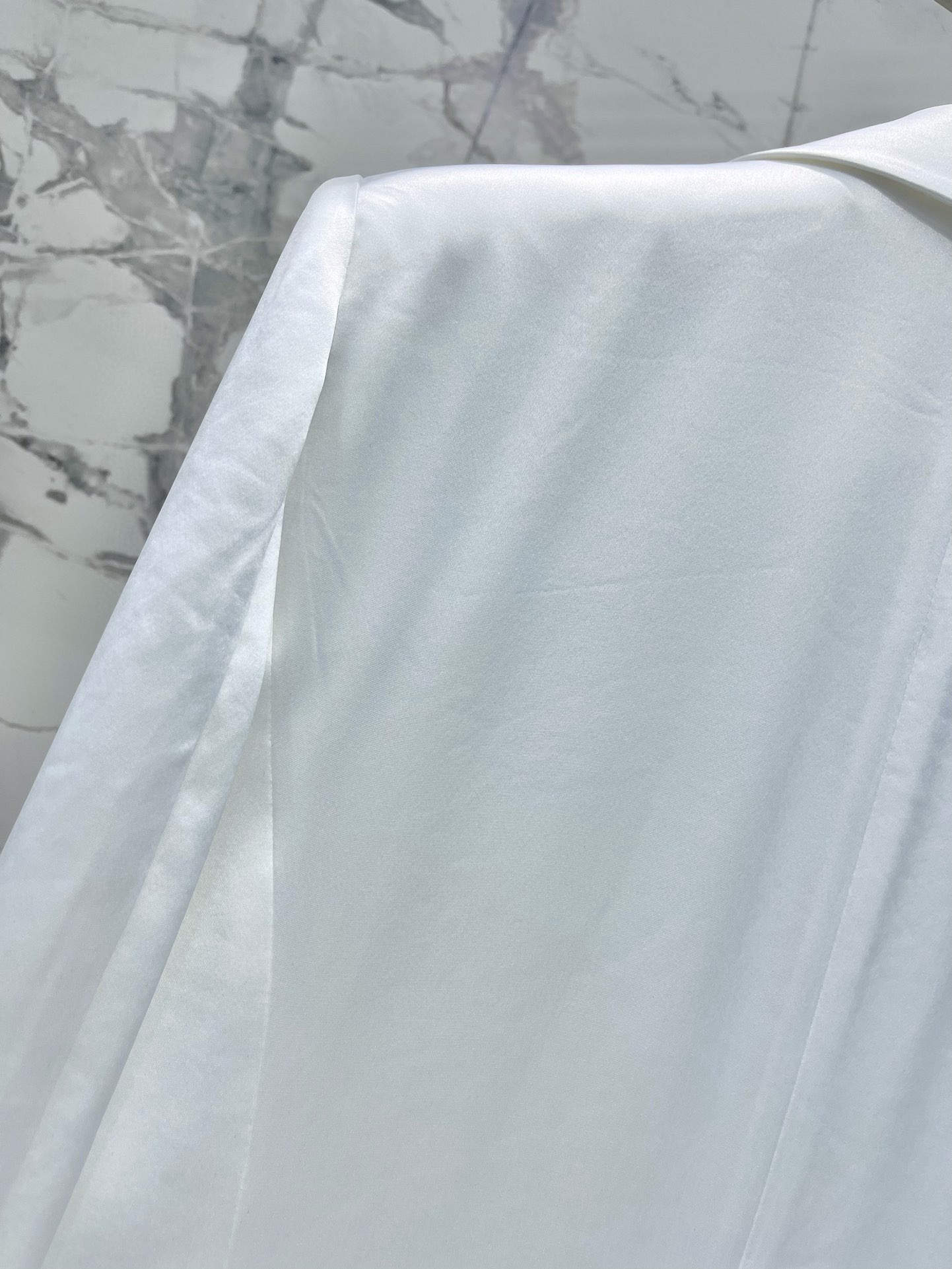 Пиджак женский в стиле Balmain белого цвета с золотыми пуговицами