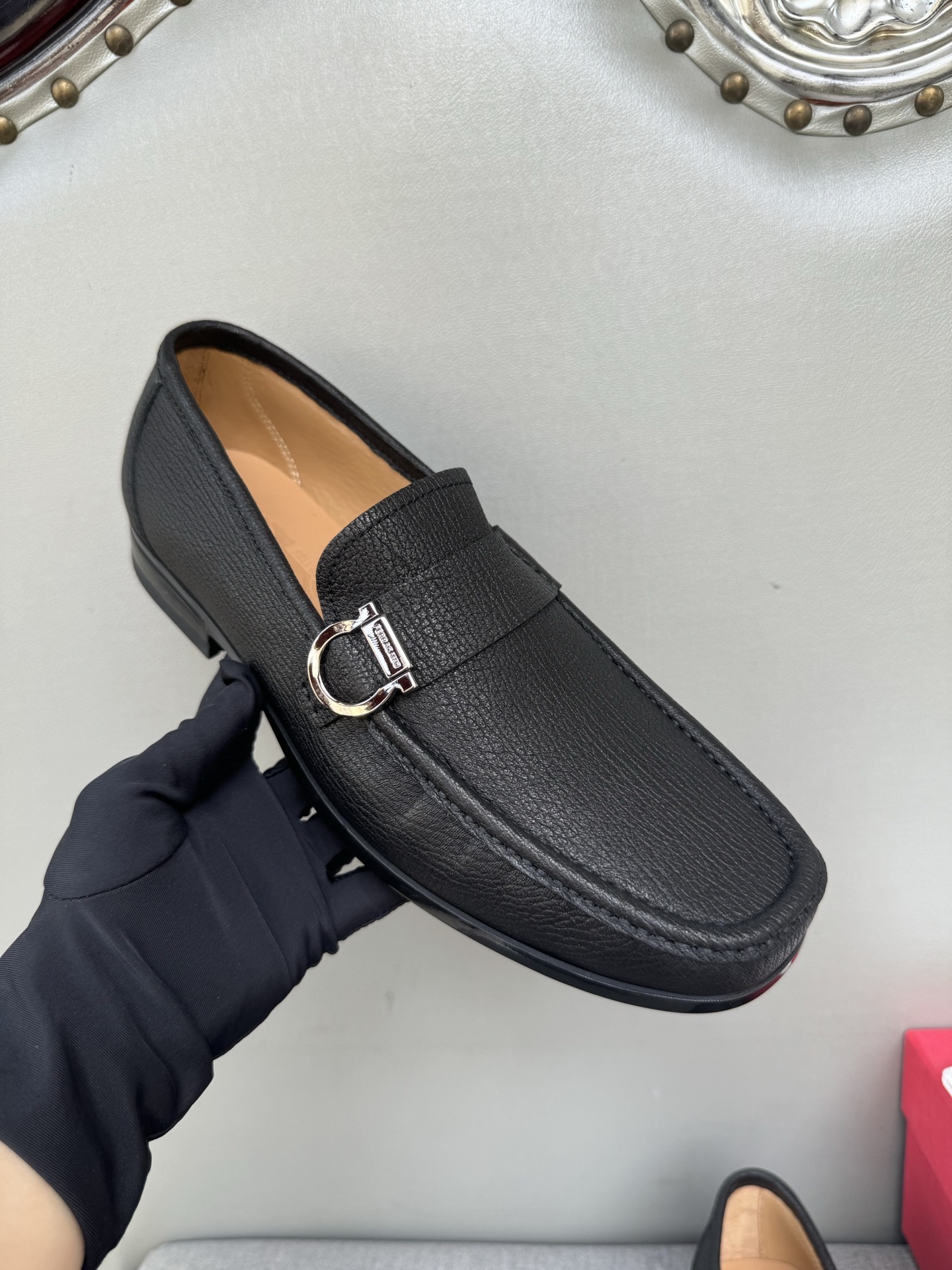 Лоферы мужские в стиле Ferragamo Gancini из натуральной кожи черного цвета