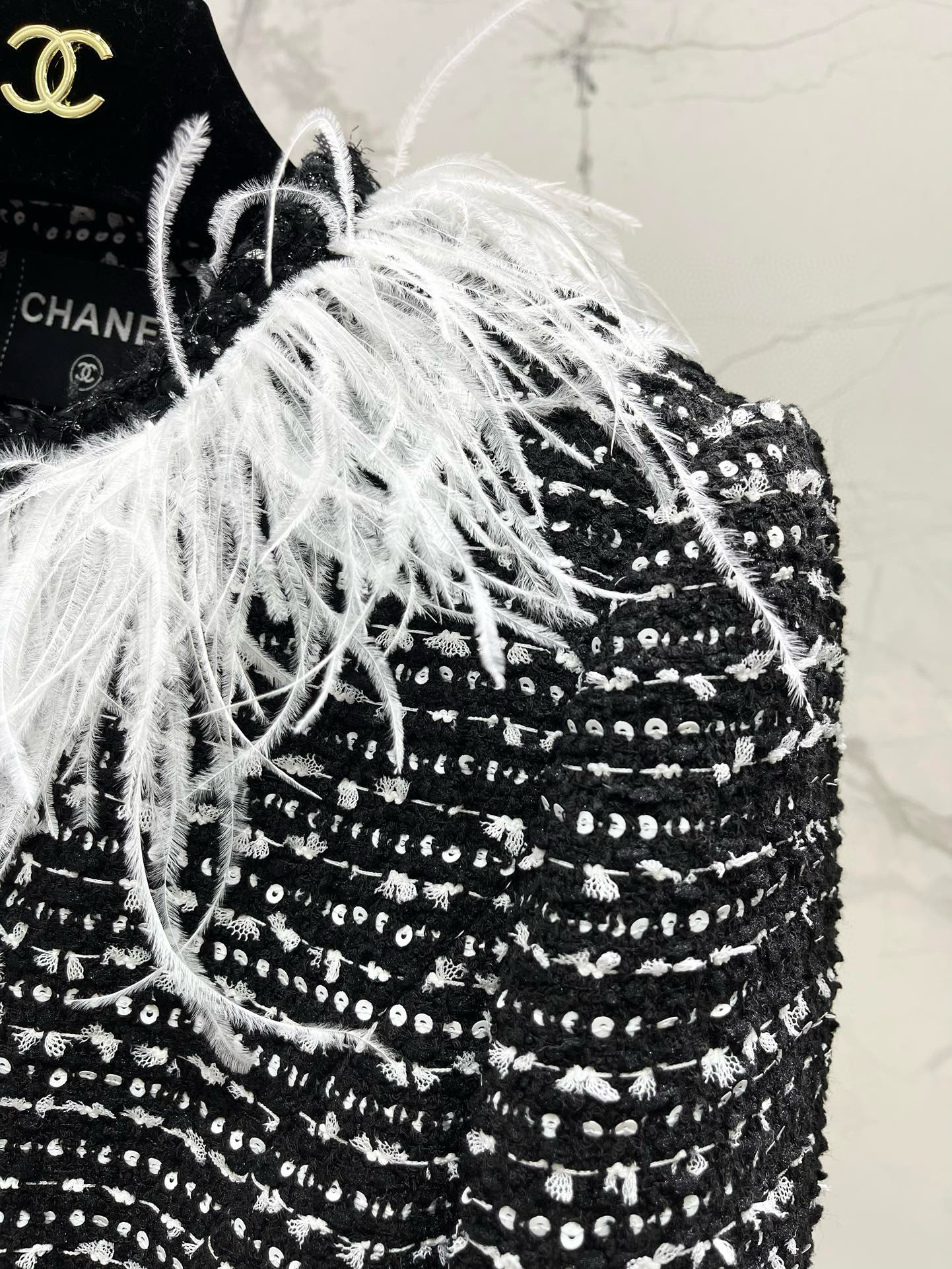 Жакет женский в стиле Chanel из твида с пайетками и отделкой перьями чёрного цвета