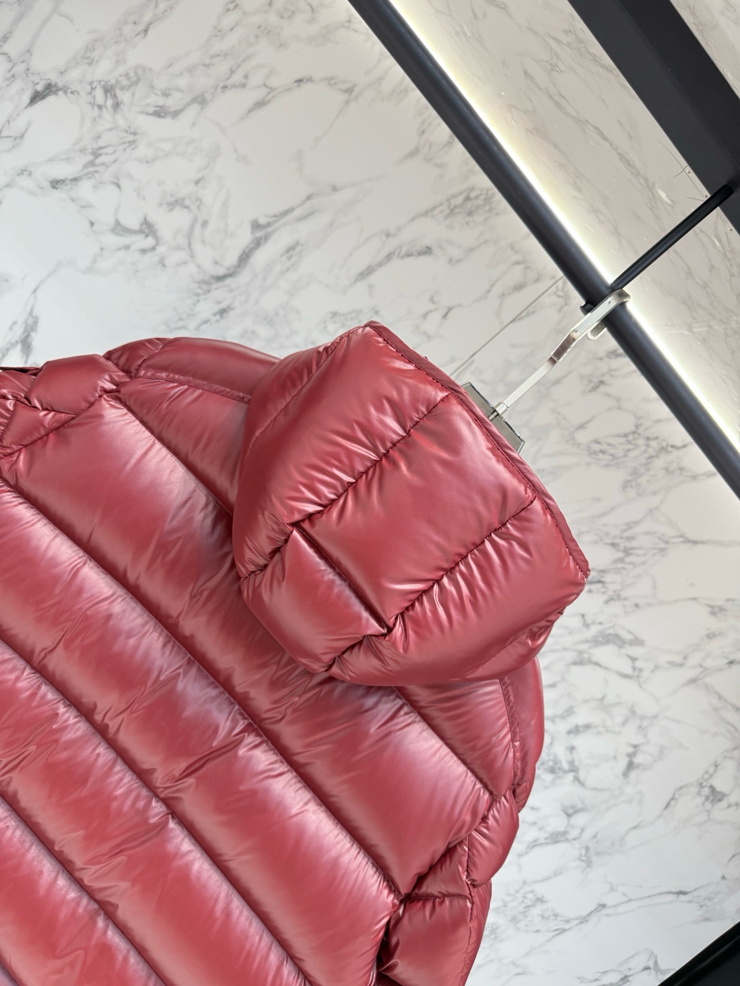 Пуховик мужской Moncler Maya бордового цвета с капюшоном и натуральным пухом