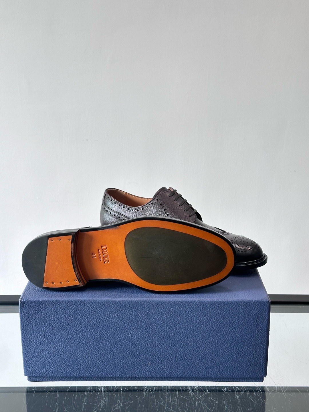 Туфли мужские в стиле Dior Oxford из натуральной кожи с перфорацией коричневого цвета