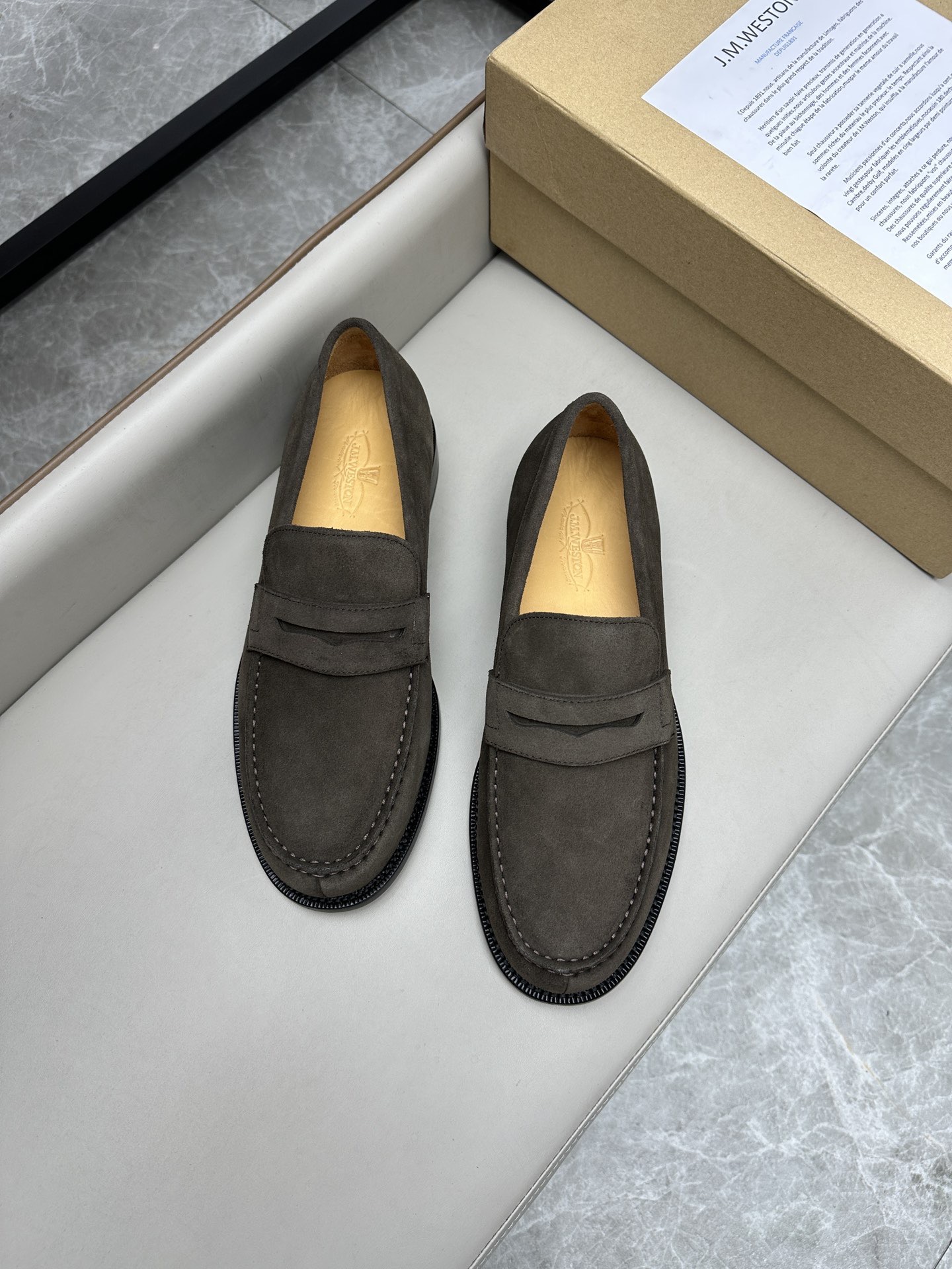 Лоферы мужские в стиле J.M. Weston из натуральной замши серого цвета