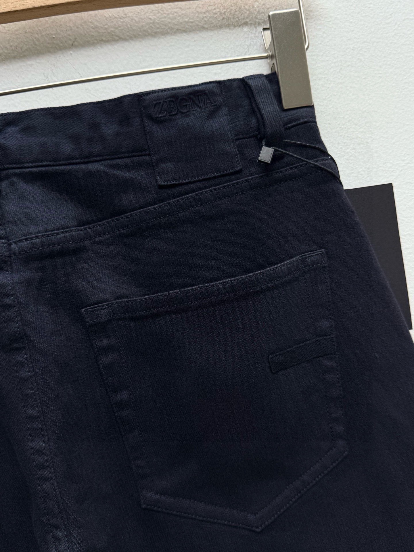 Джинсы мужские в стиле Zegna из хлопково-льняного денима тёмно-синего цвета с вышивкой логотипа