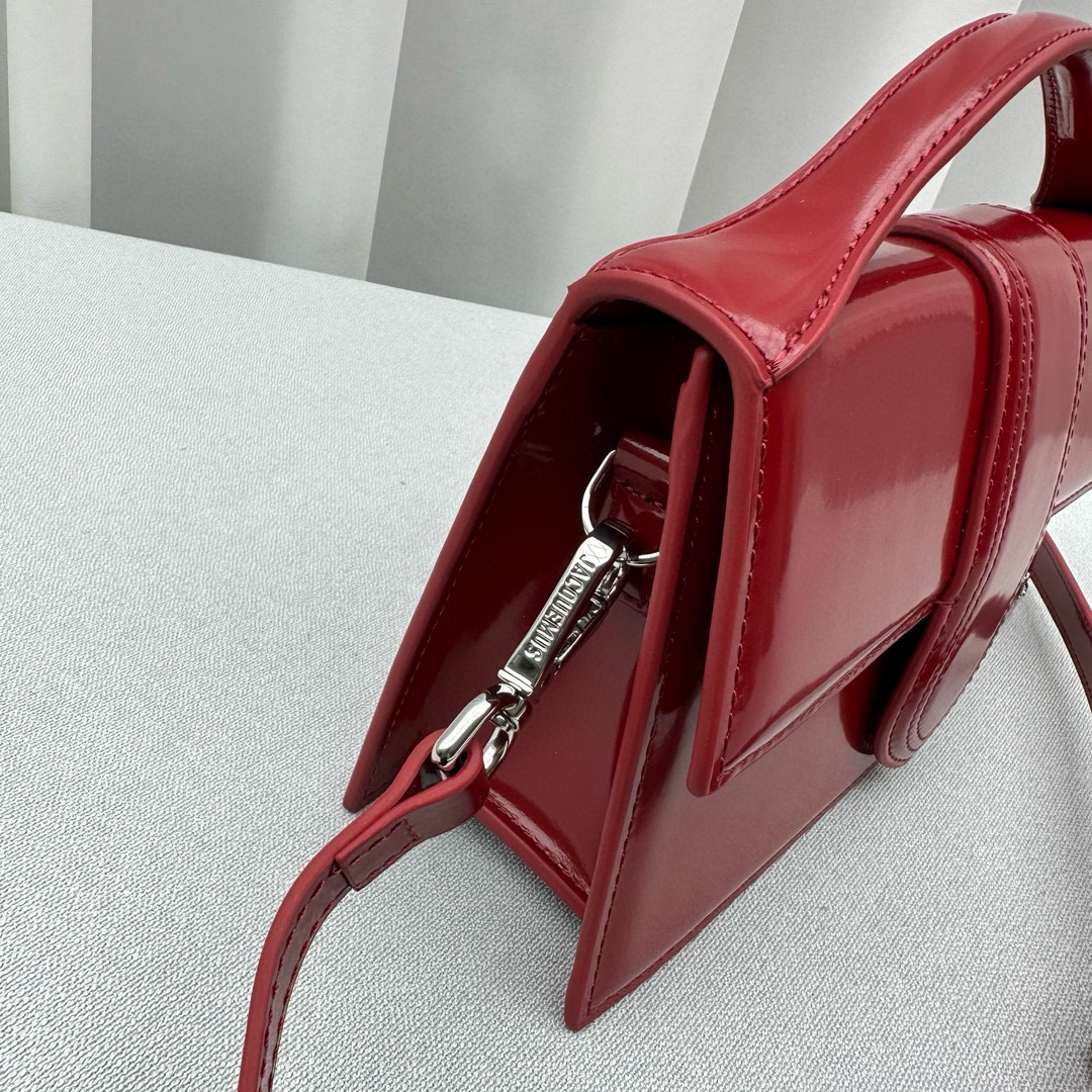 Сумка женская в стиле Jacquemus Bambino из лакированной кожи красного цвета