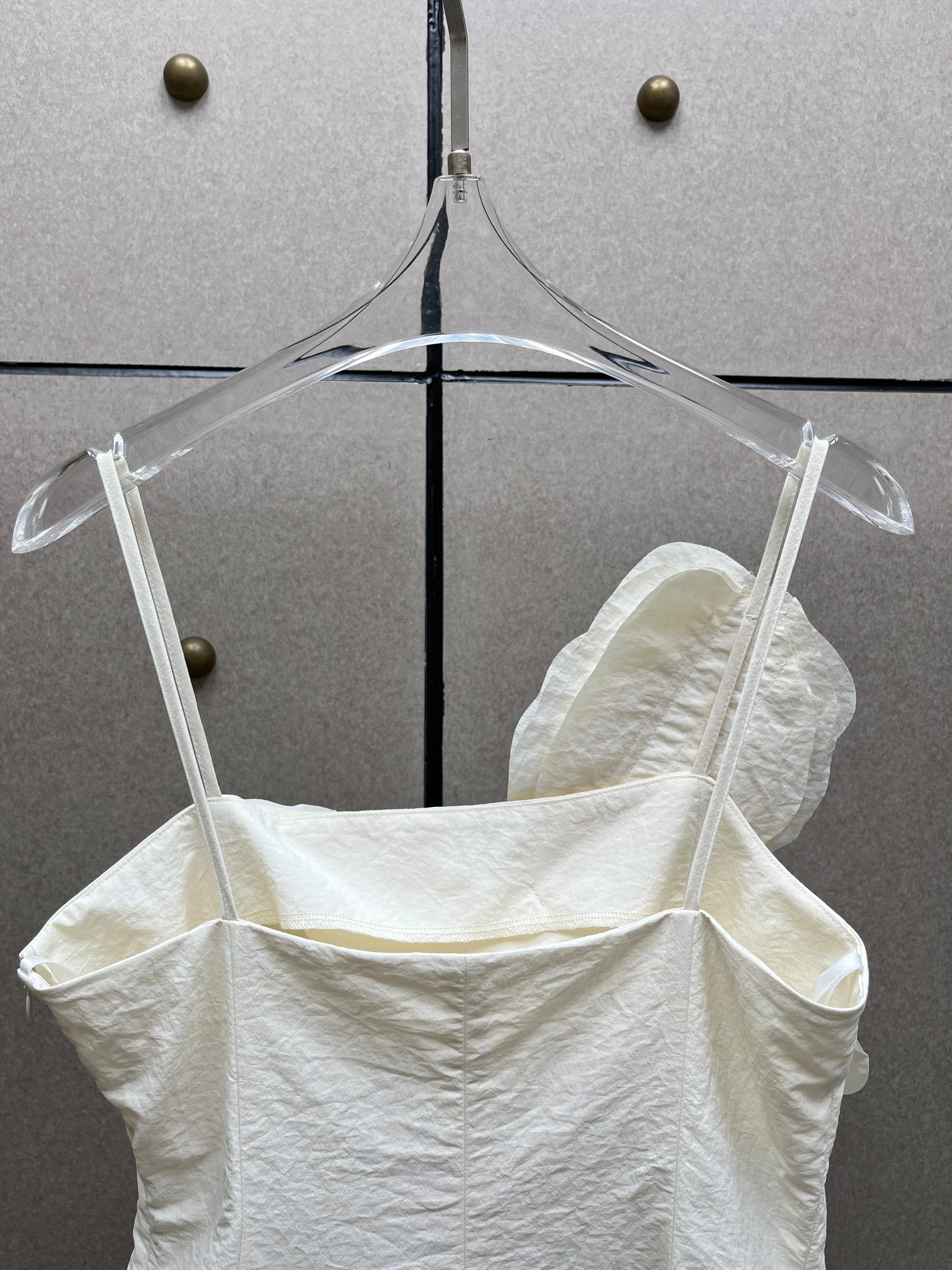 Платье женское в стиле Self-Portrait молочного цвета с объёмным цветочным декором на бретелях