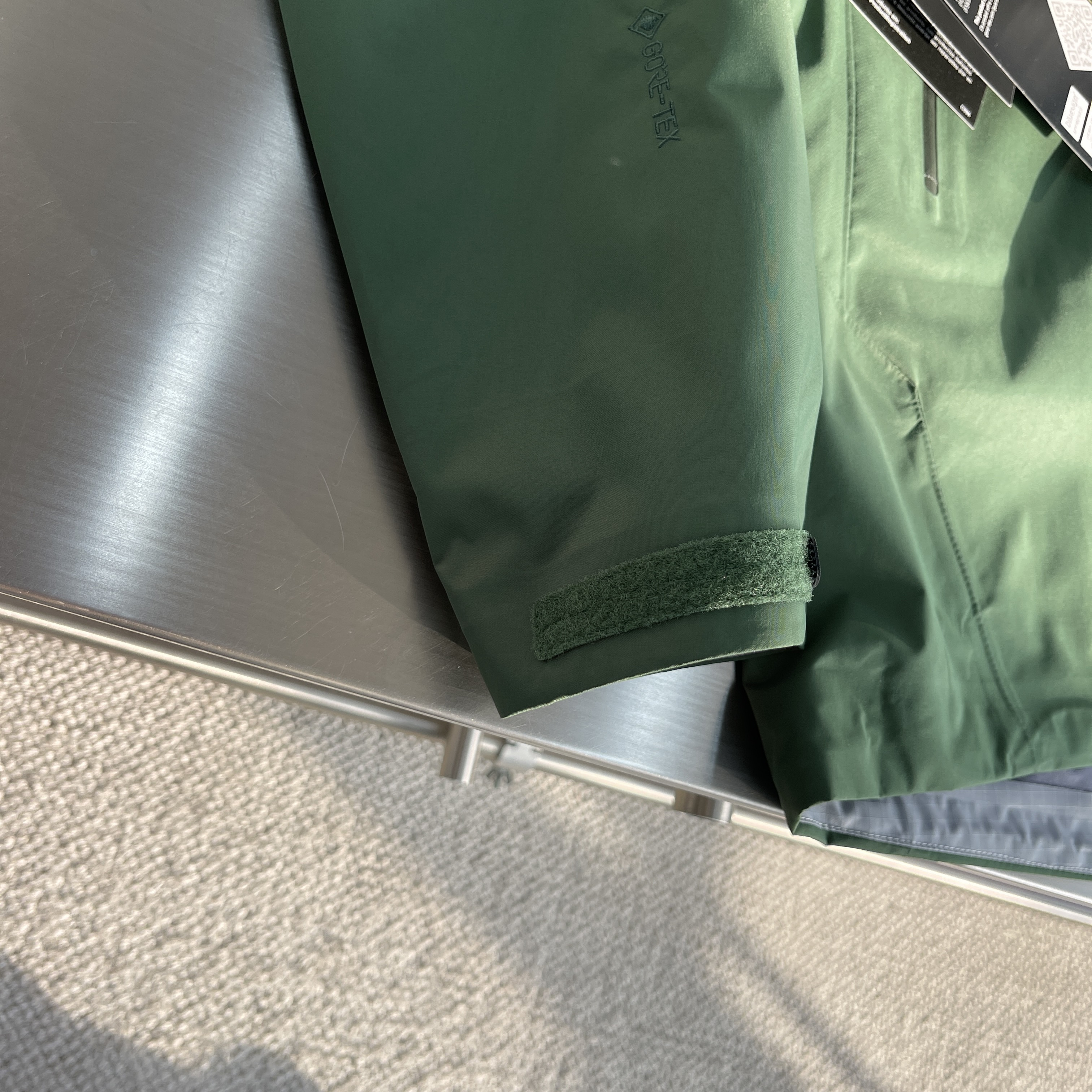 Куртка унисекс в стиле Arc’teryx Beta SL  зелёного цвета