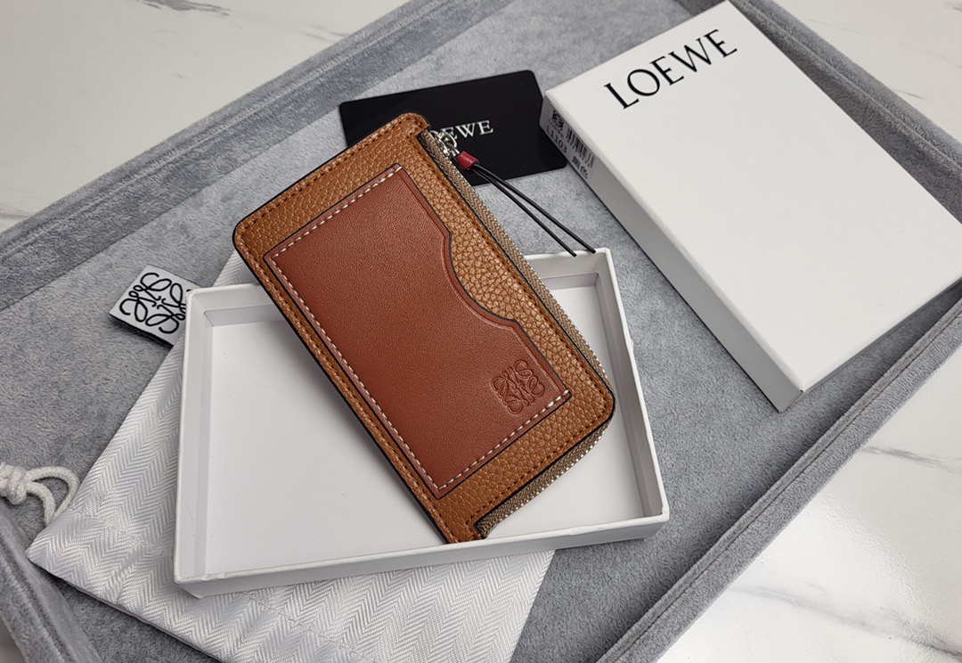 Картхолдер в стиле Loewe Anagram L1103 коричневого  цвета