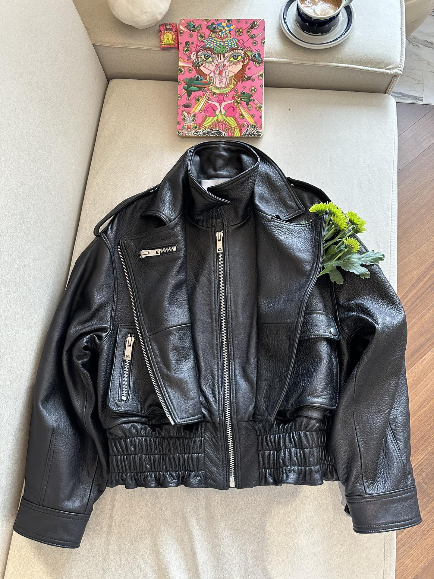 Куртка женская в стиле Alaïa из натуральной кожи чёрного цвета укороченная с акцентным поясом