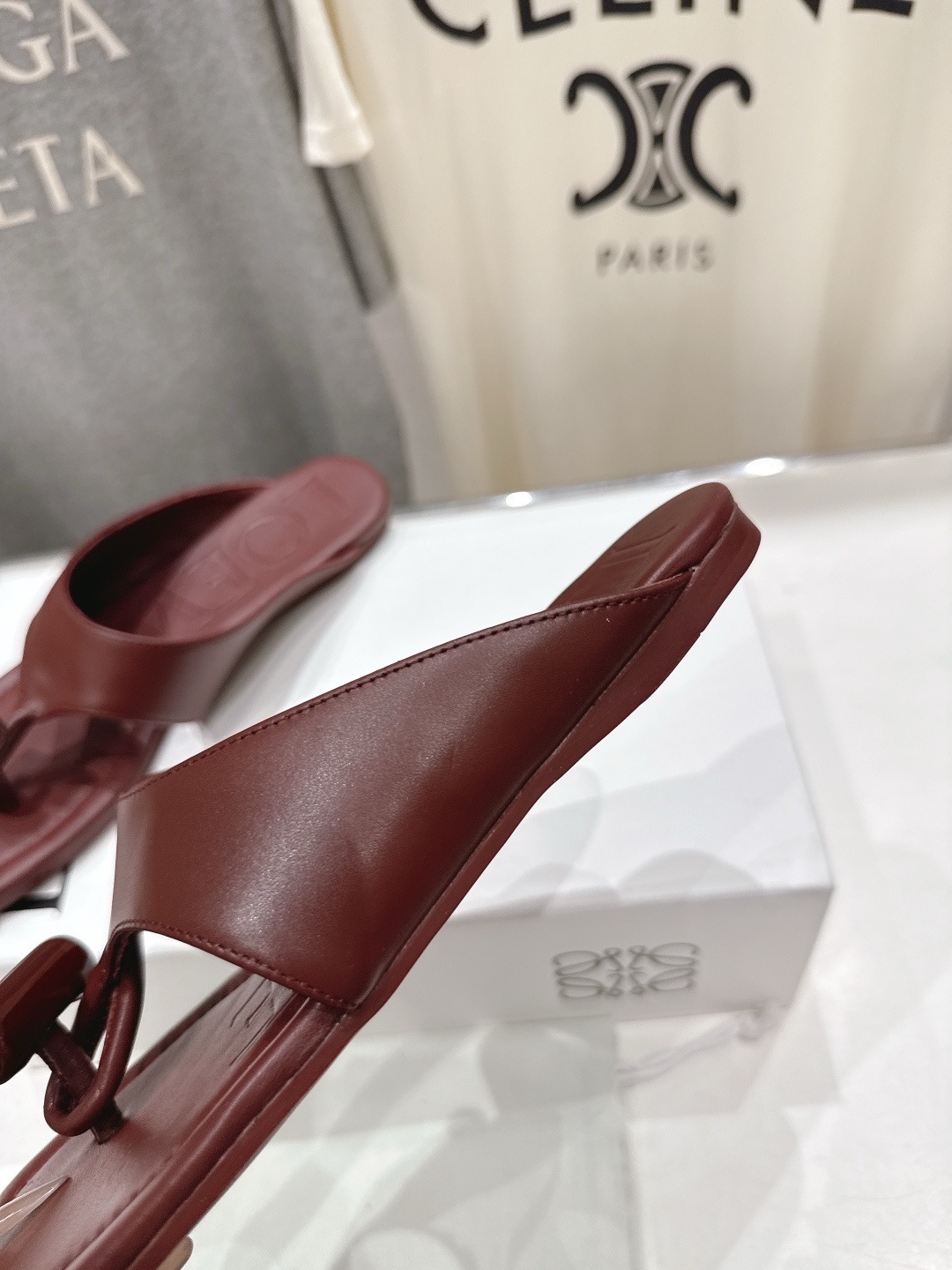 Сабо женские в стиле LOEWE Anagram бордового цвета с перемычкой