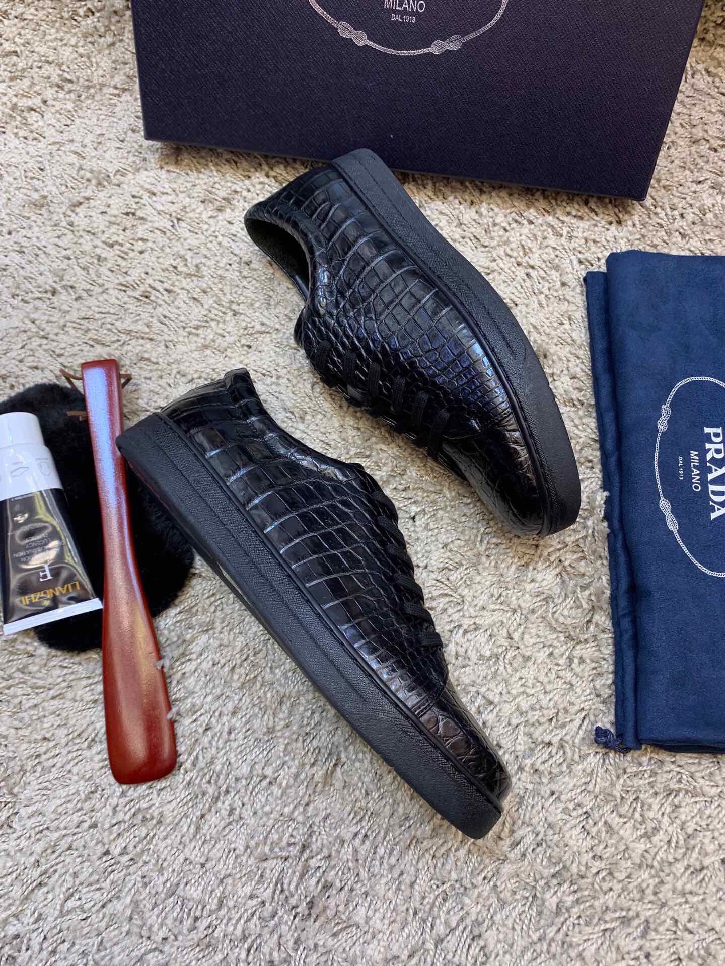 Кроссовки мужские Prada из кожи крокодила чёрного цвета