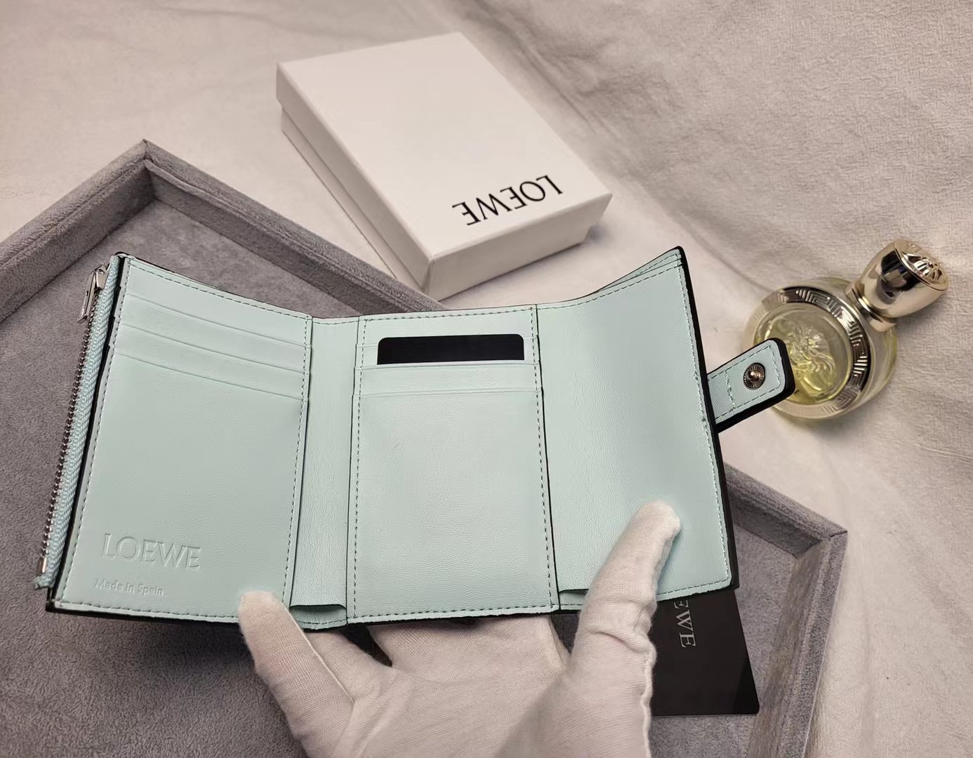Кошелёк женский в стиле Loewe Anagram L1102 светло-бежевого цвета с контрастным ремешком
