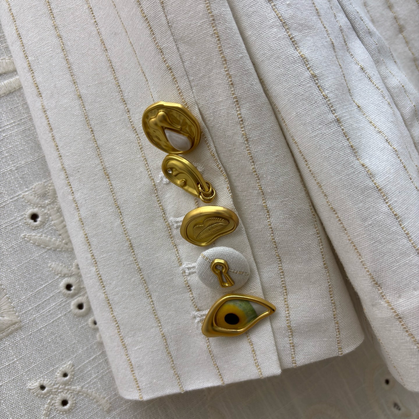 Жакет женский Schiaparelli Padlock Jacket молочного цвета в тонкую полоску с золотистой застёжкой-замком