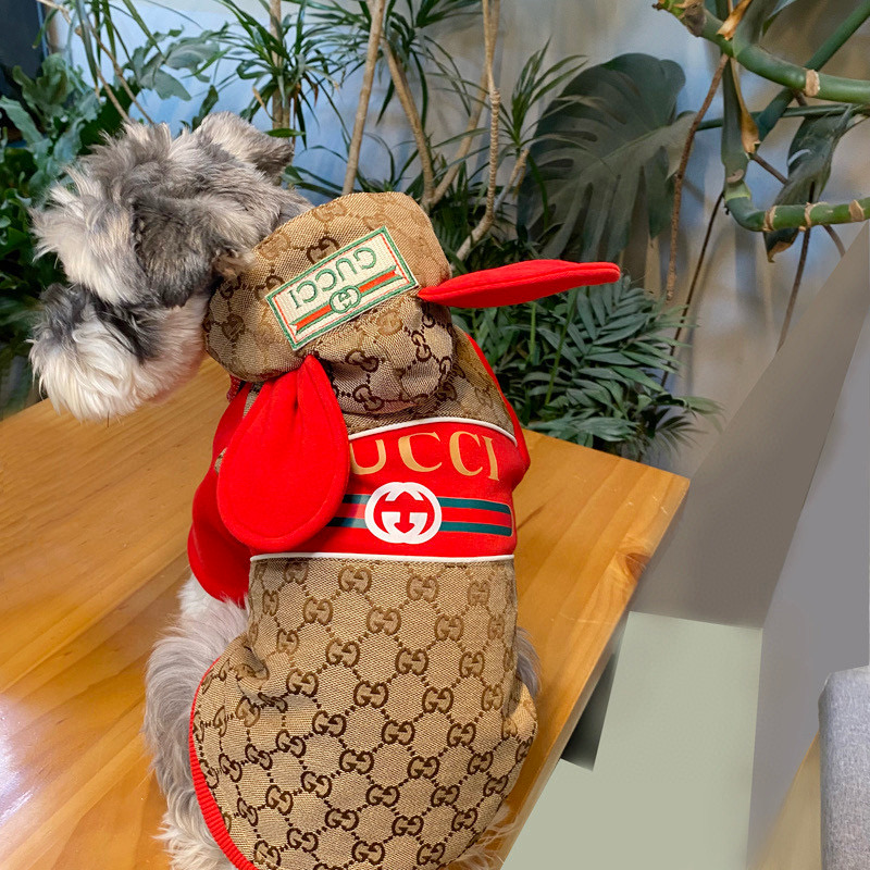 Куртка-дождевик для собак в стиле Gucci Bee Monogram с капюшоном и ушками