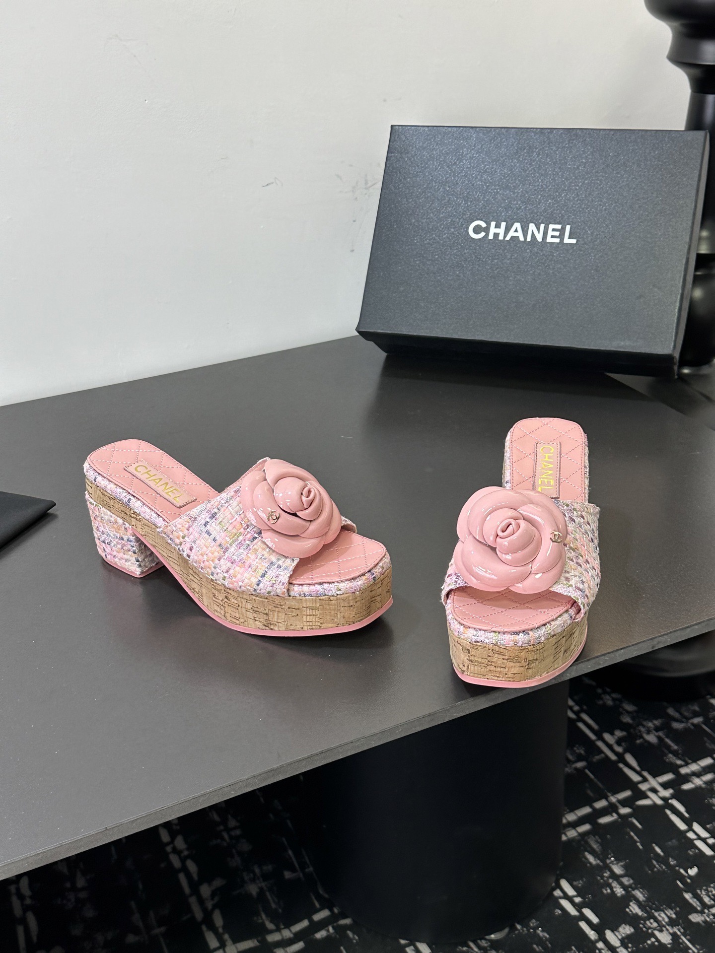 Мюли женские в стиле Chanel с цветком камелии розового цвета