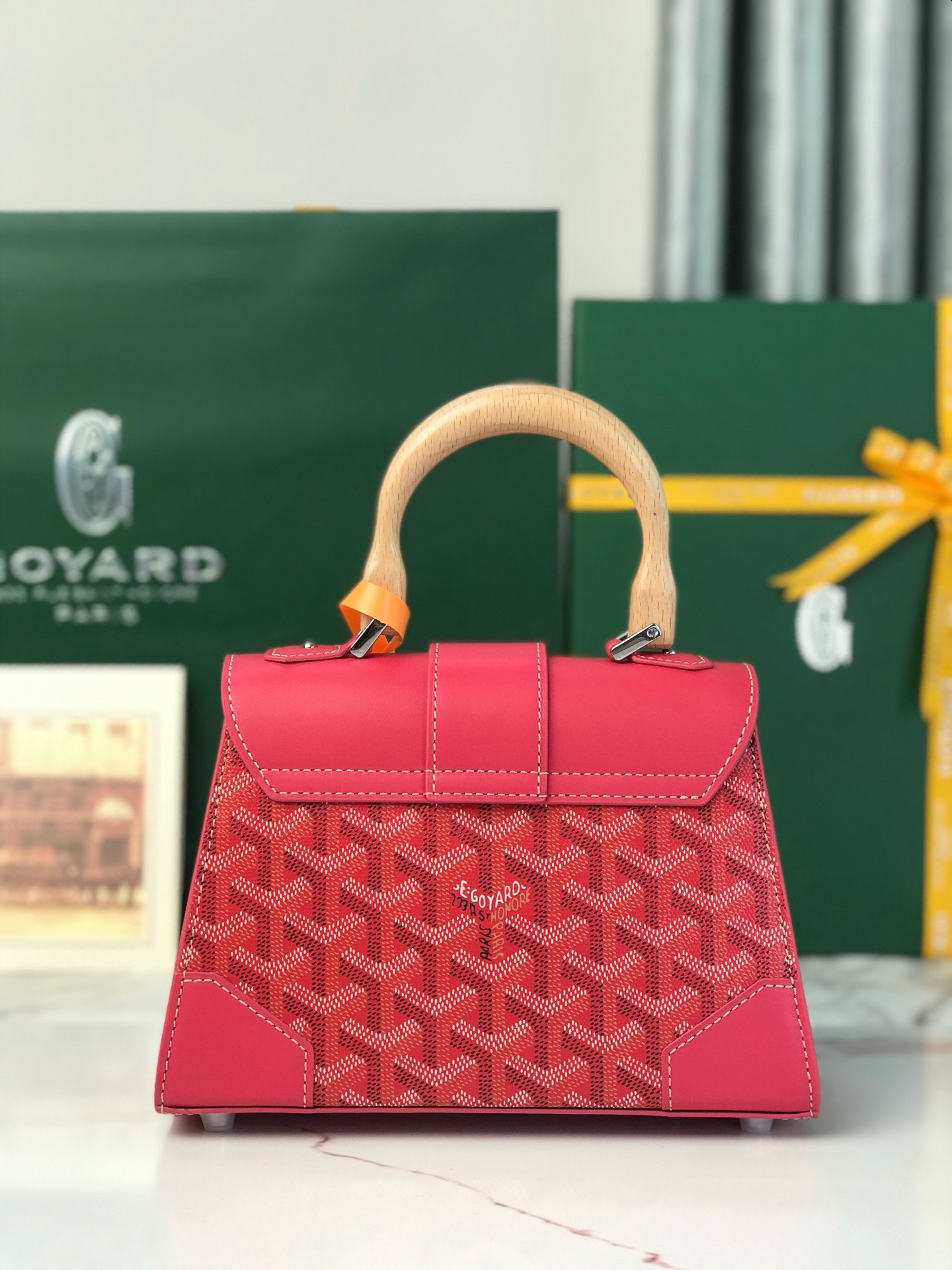 Сумка женская Goyard Saïgon Nano малинового цвета