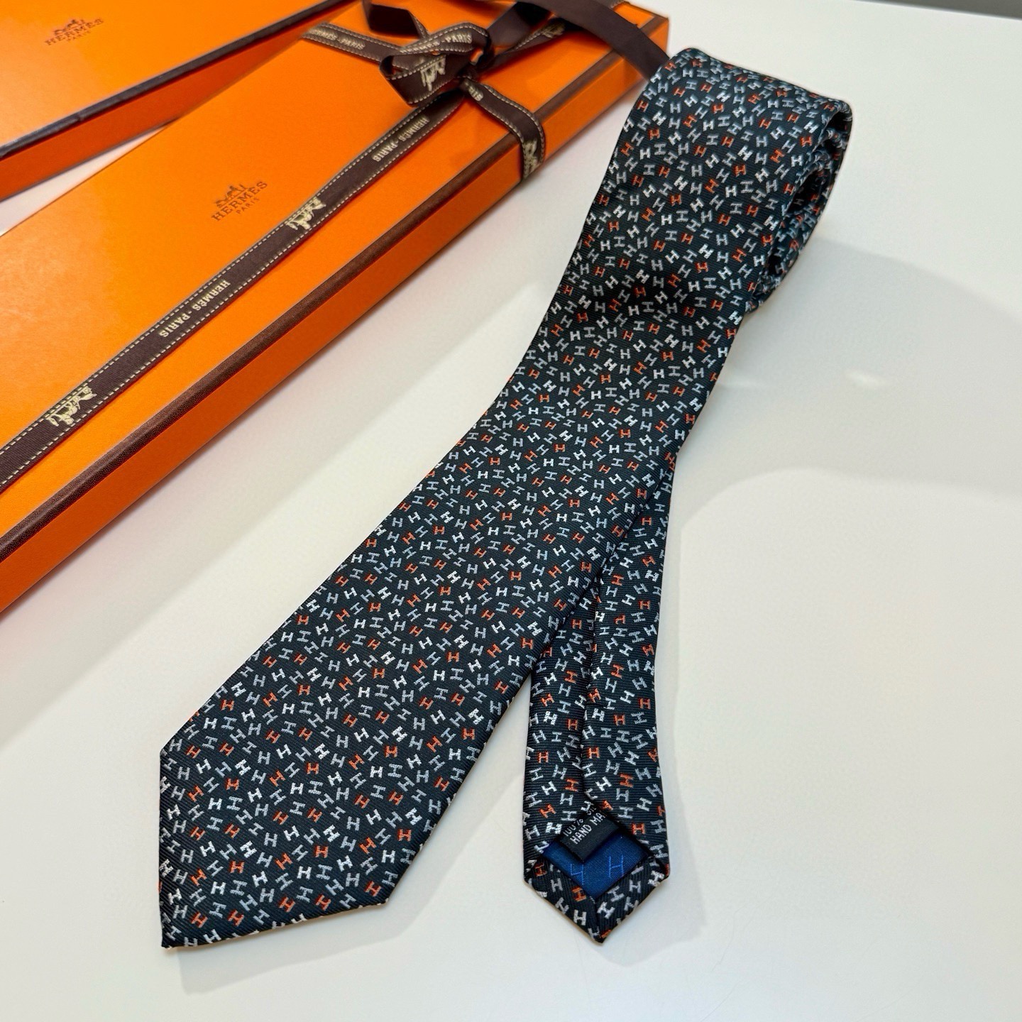 Галстук мужской в стиле Hermès из натурального шёлка синего цвета с мелким принтом